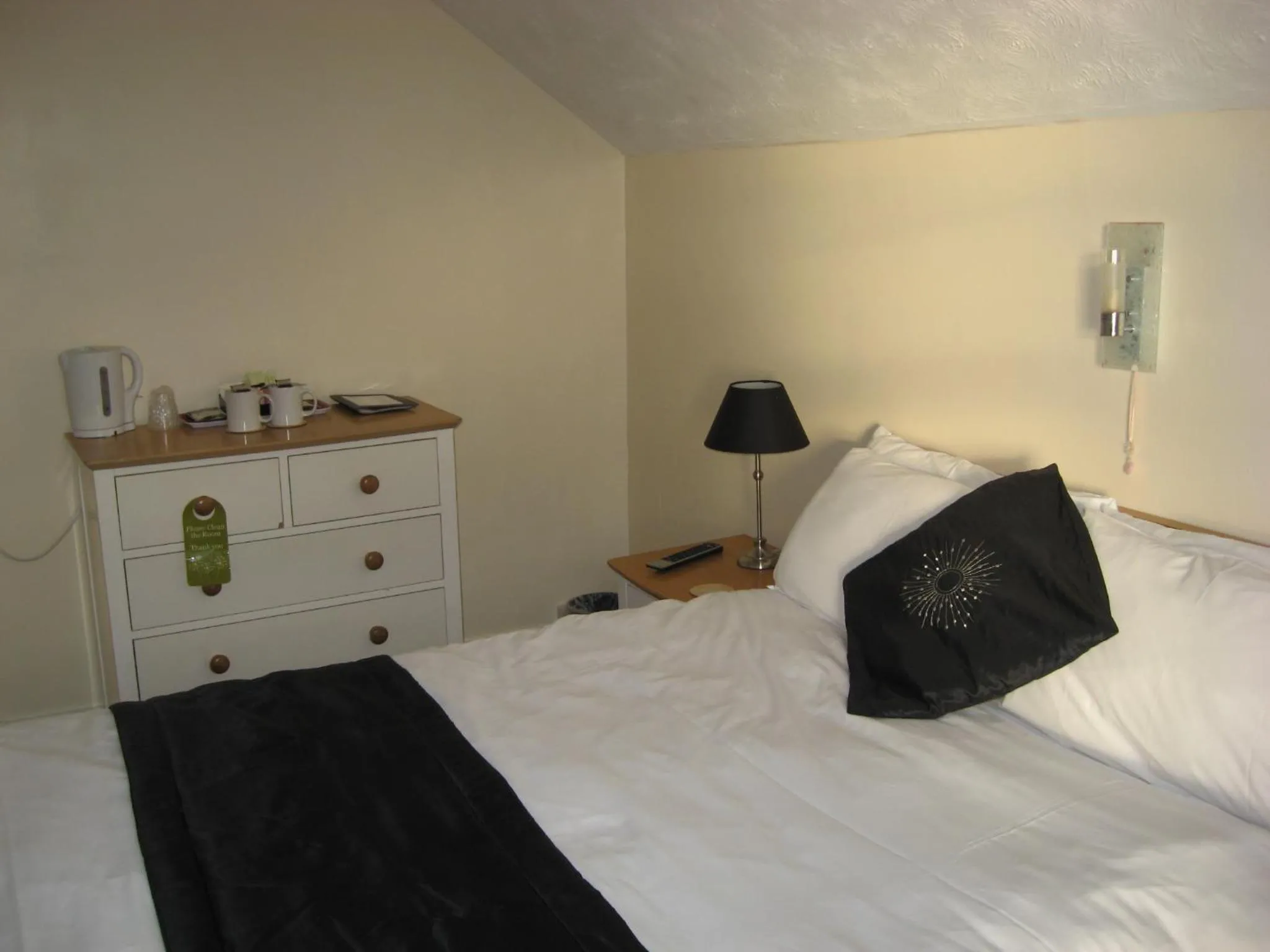 Photo of the whole room, Bed in Eastbourne Reymar