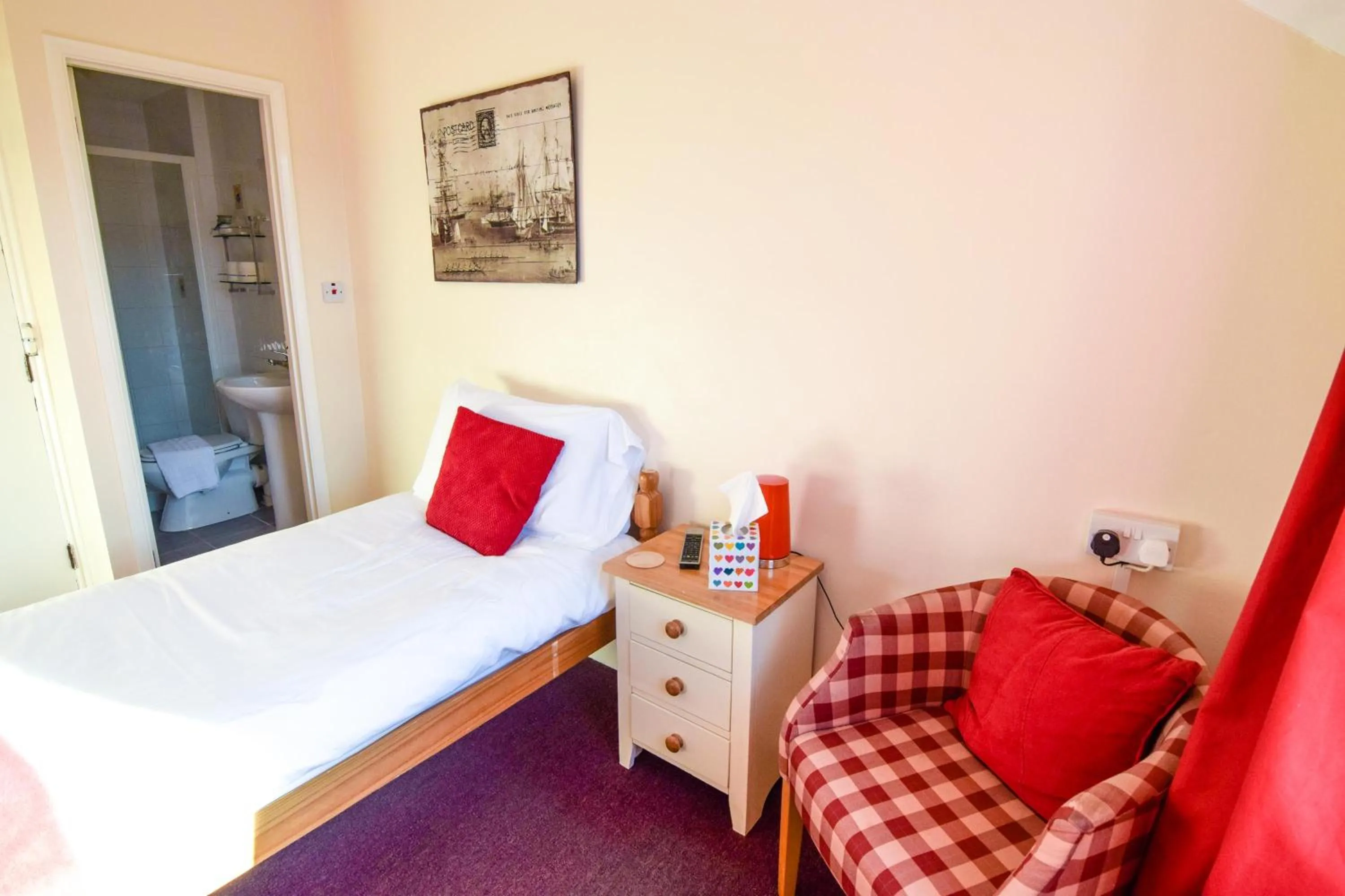 Photo of the whole room, Bed in Eastbourne Reymar