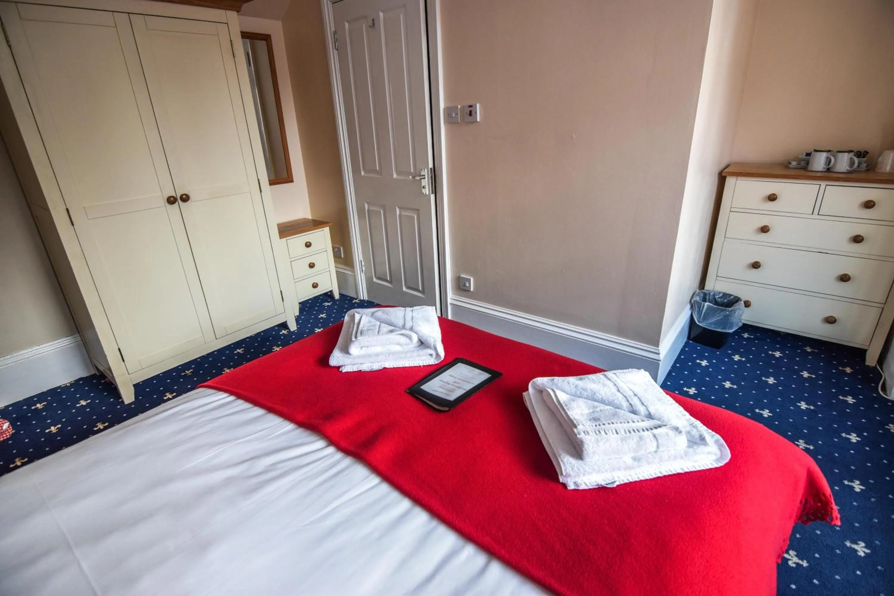 Photo of the whole room, Bed in Eastbourne Reymar