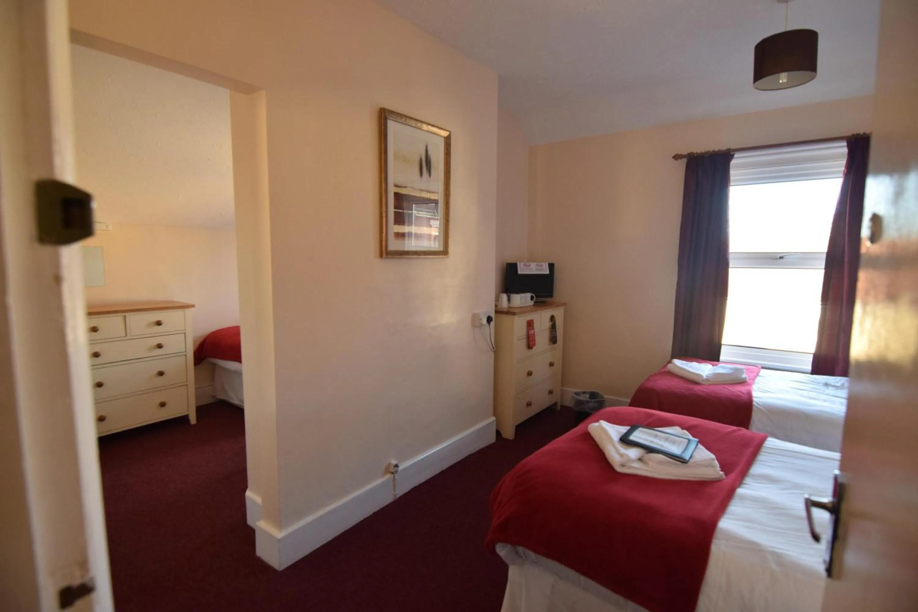 Photo of the whole room, Bed in Eastbourne Reymar