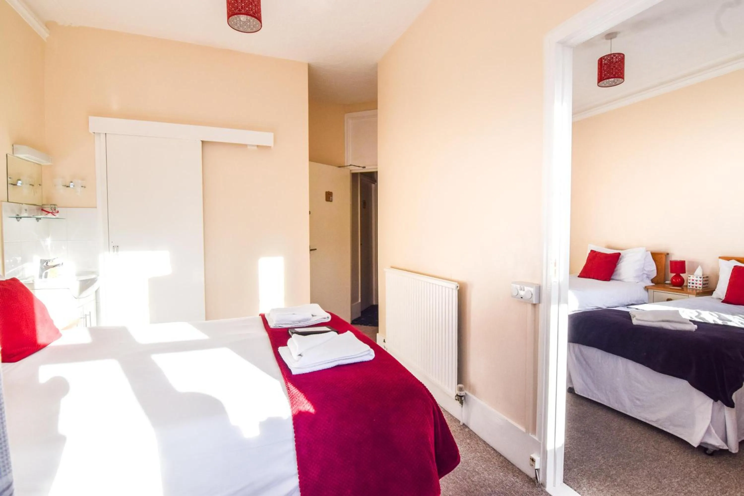 Photo of the whole room, Bed in Eastbourne Reymar