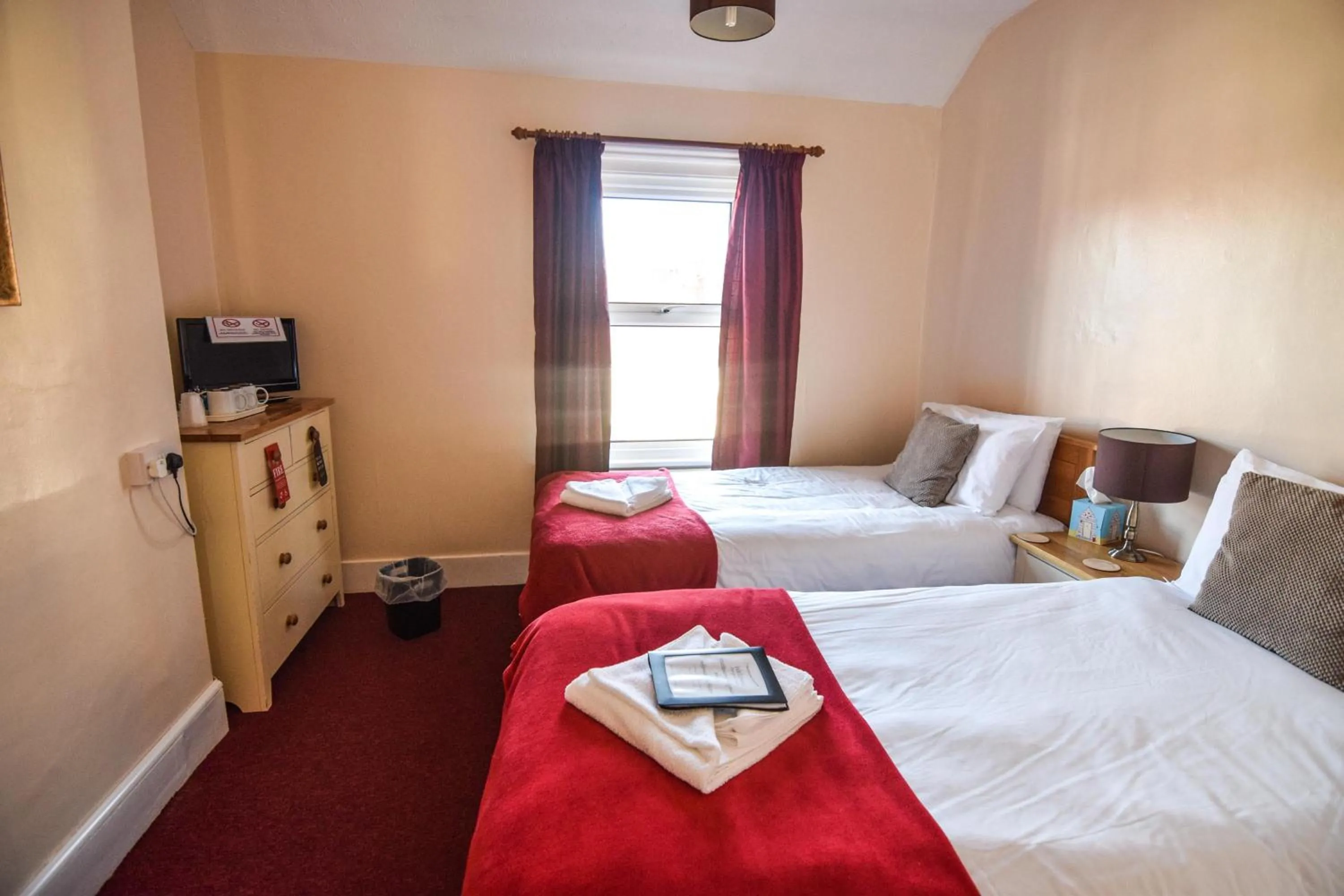 Photo of the whole room, Bed in Eastbourne Reymar