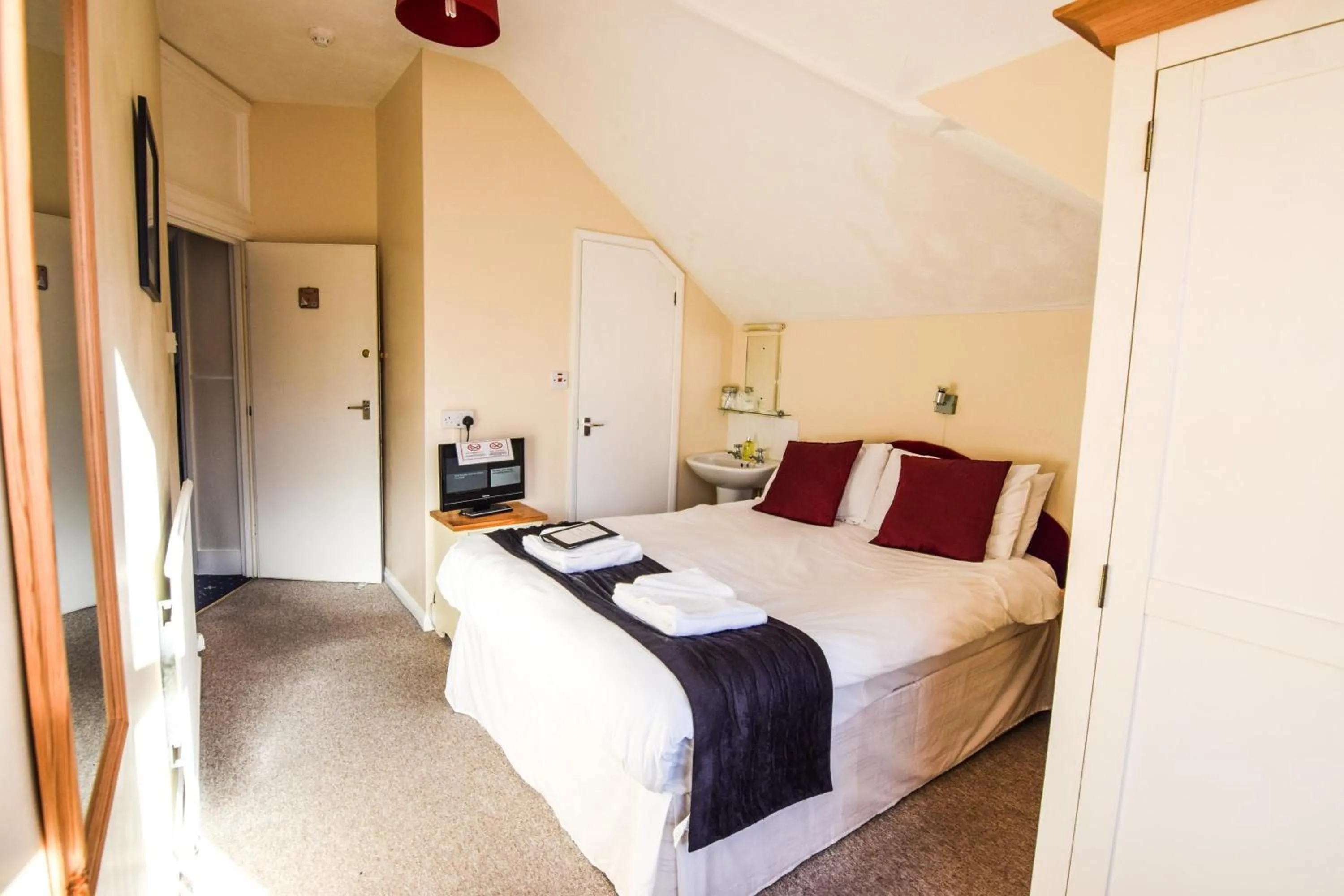 Photo of the whole room, Bed in Eastbourne Reymar