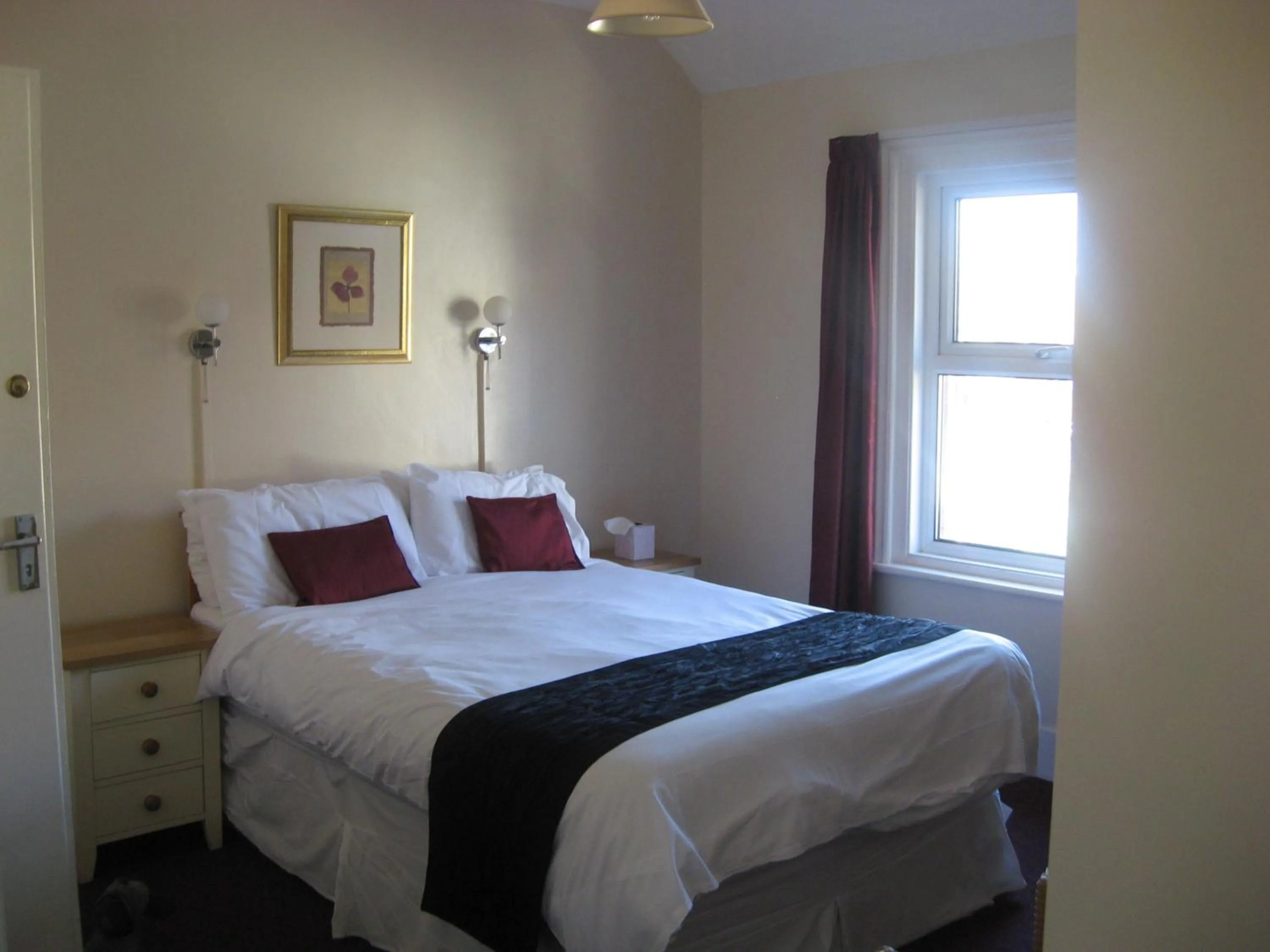 Photo of the whole room, Bed in Eastbourne Reymar