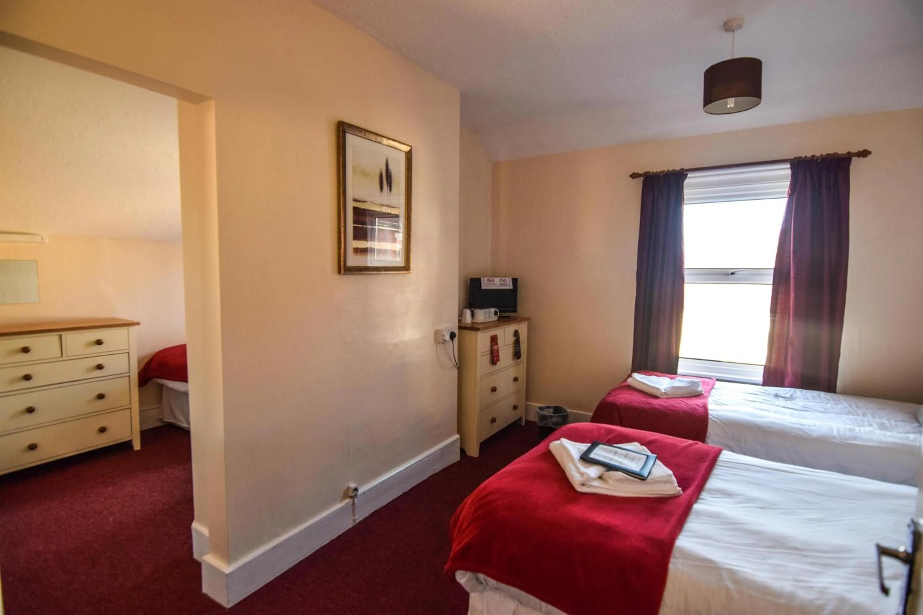 Photo of the whole room, Bed in Eastbourne Reymar