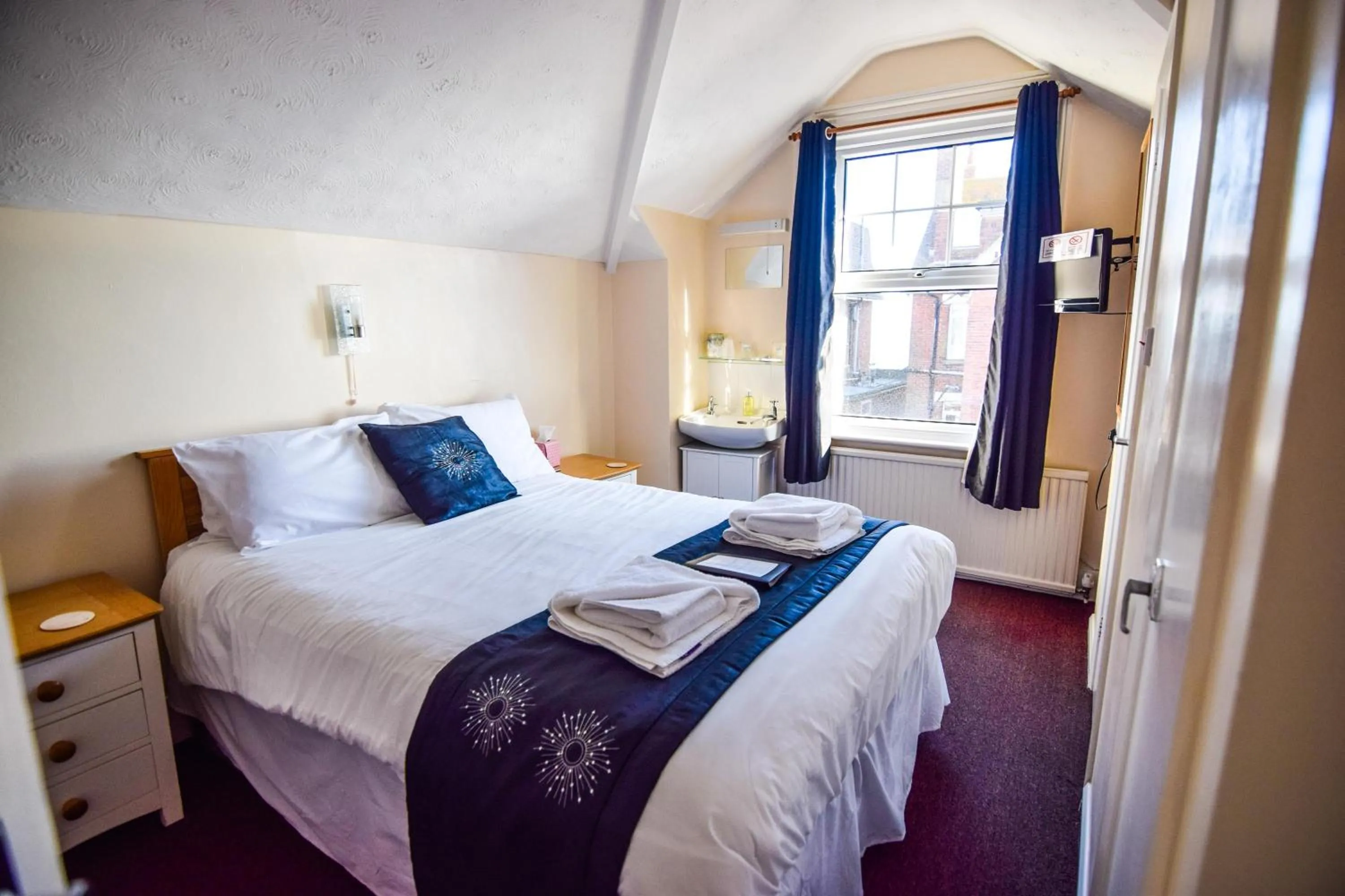 Photo of the whole room, Bed in Eastbourne Reymar