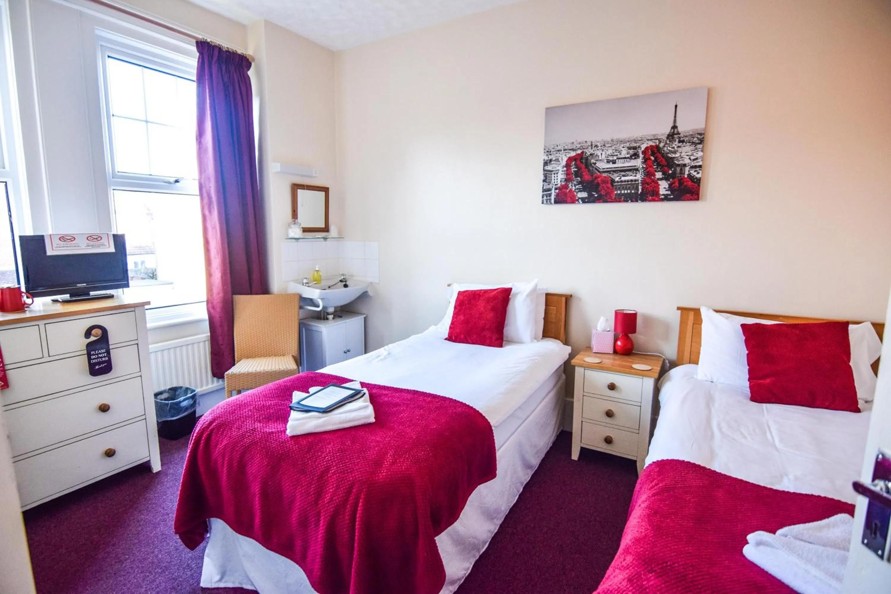 Photo of the whole room, Bed in Eastbourne Reymar