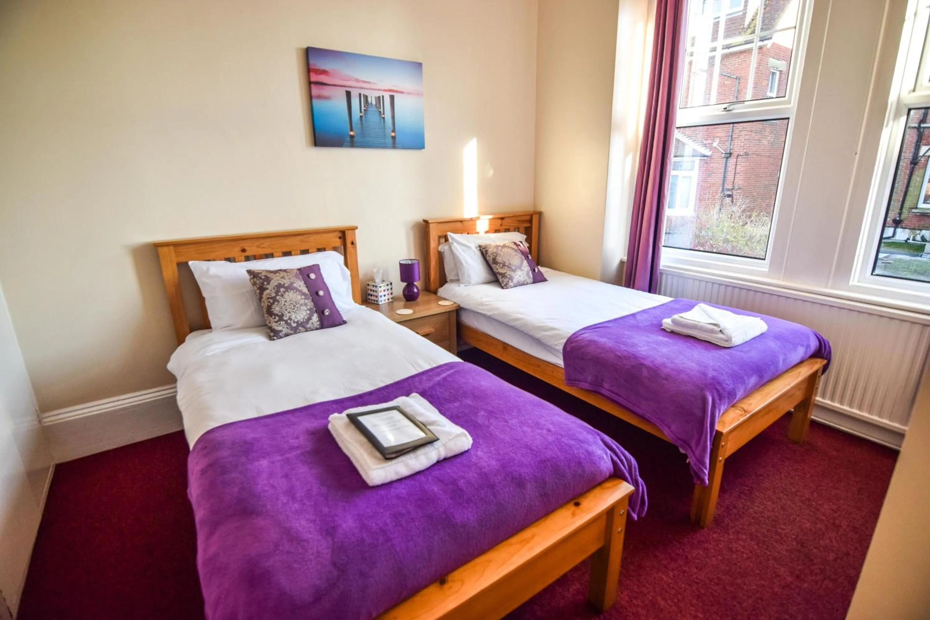 Photo of the whole room, Bed in Eastbourne Reymar