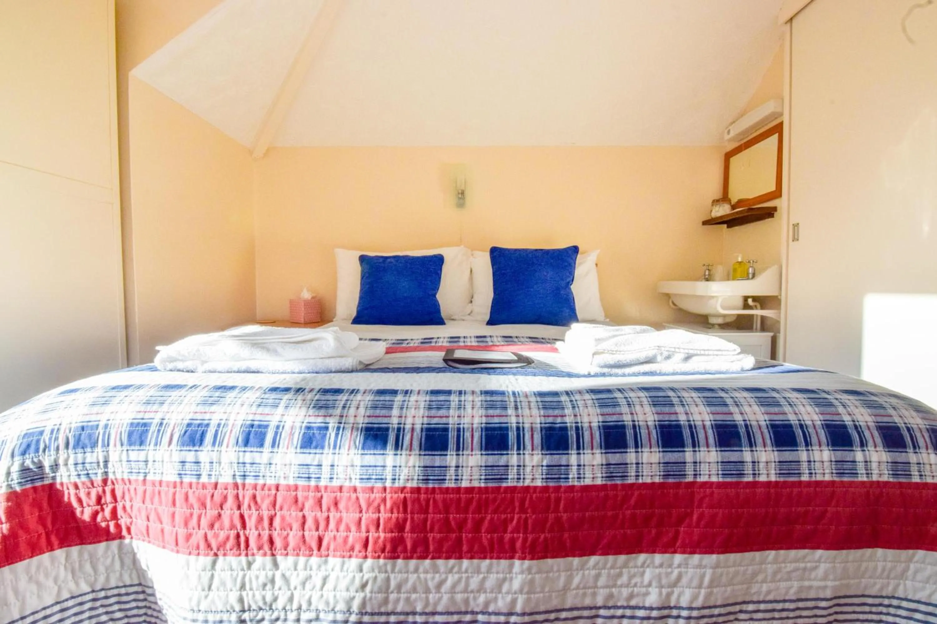 Photo of the whole room, Bed in Eastbourne Reymar