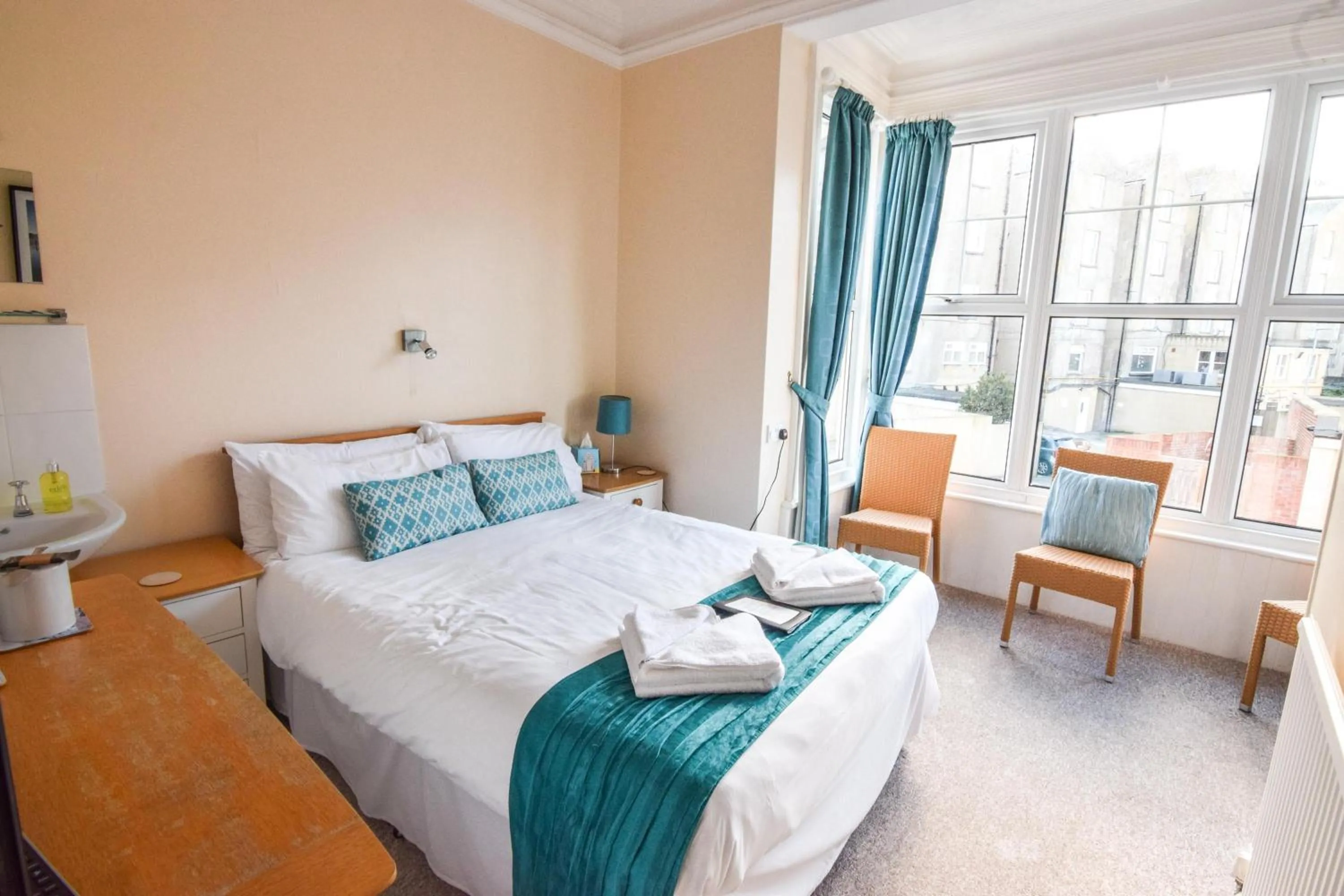 Photo of the whole room, Bed in Eastbourne Reymar