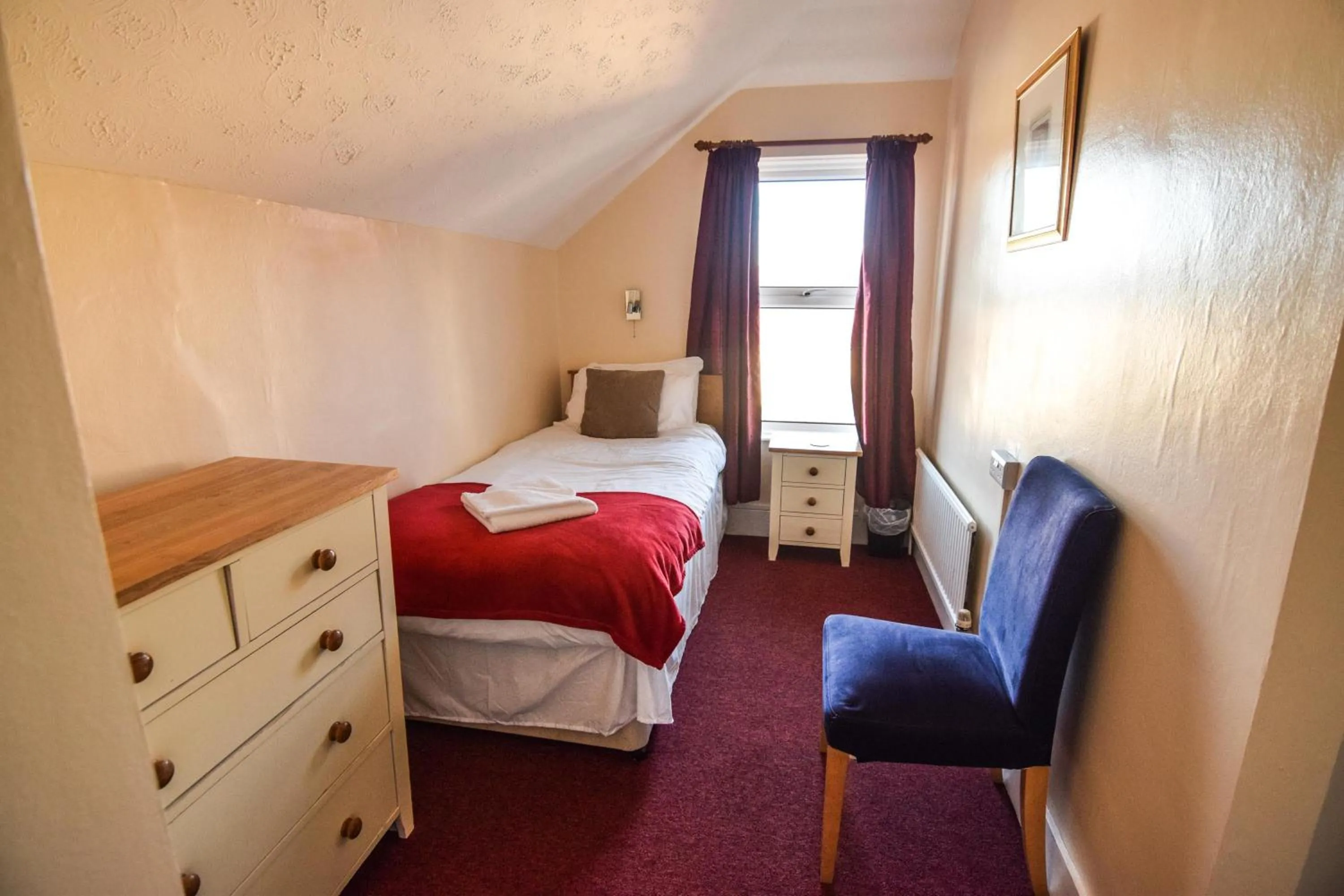 Photo of the whole room, Bed in Eastbourne Reymar