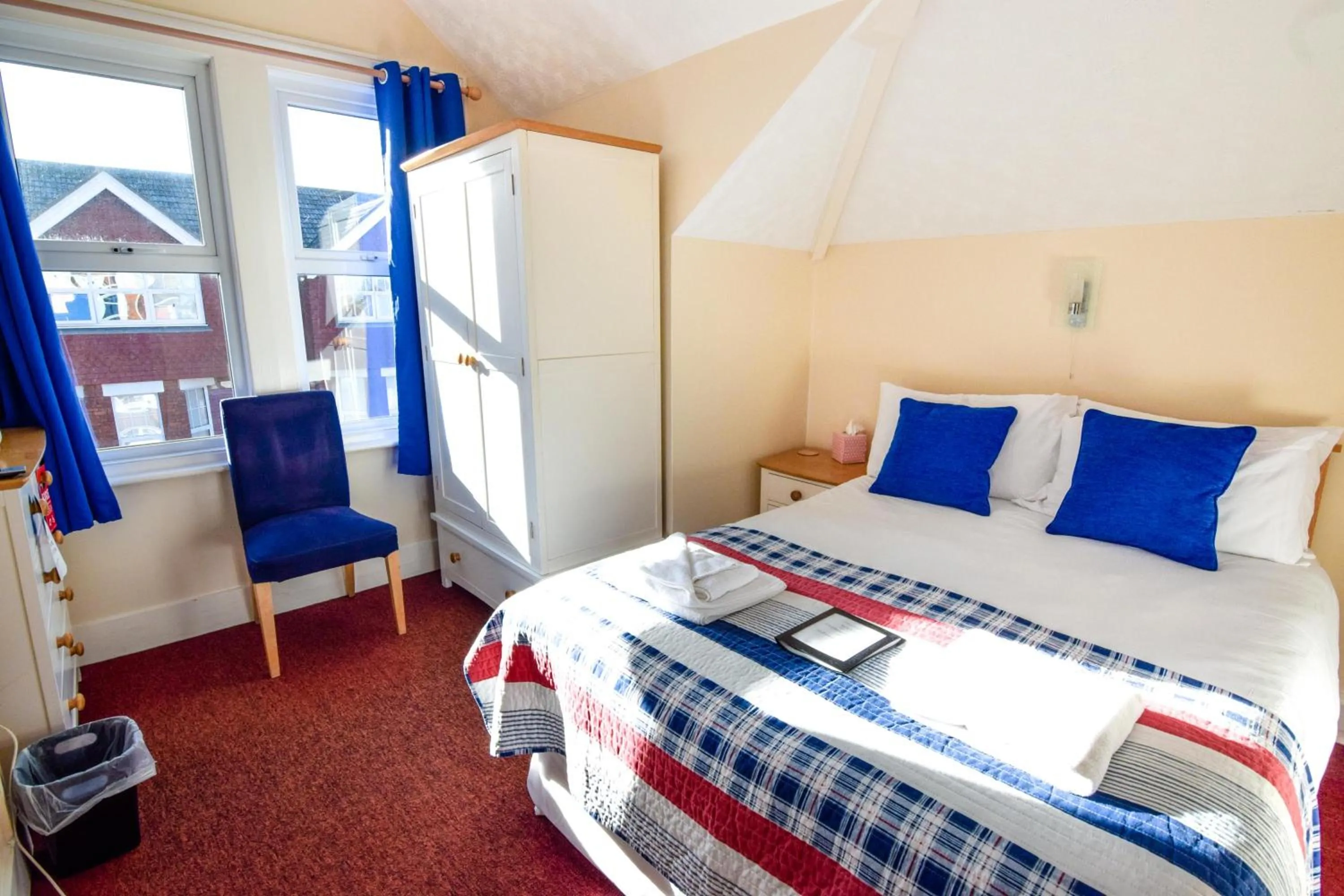 Photo of the whole room, Bed in Eastbourne Reymar
