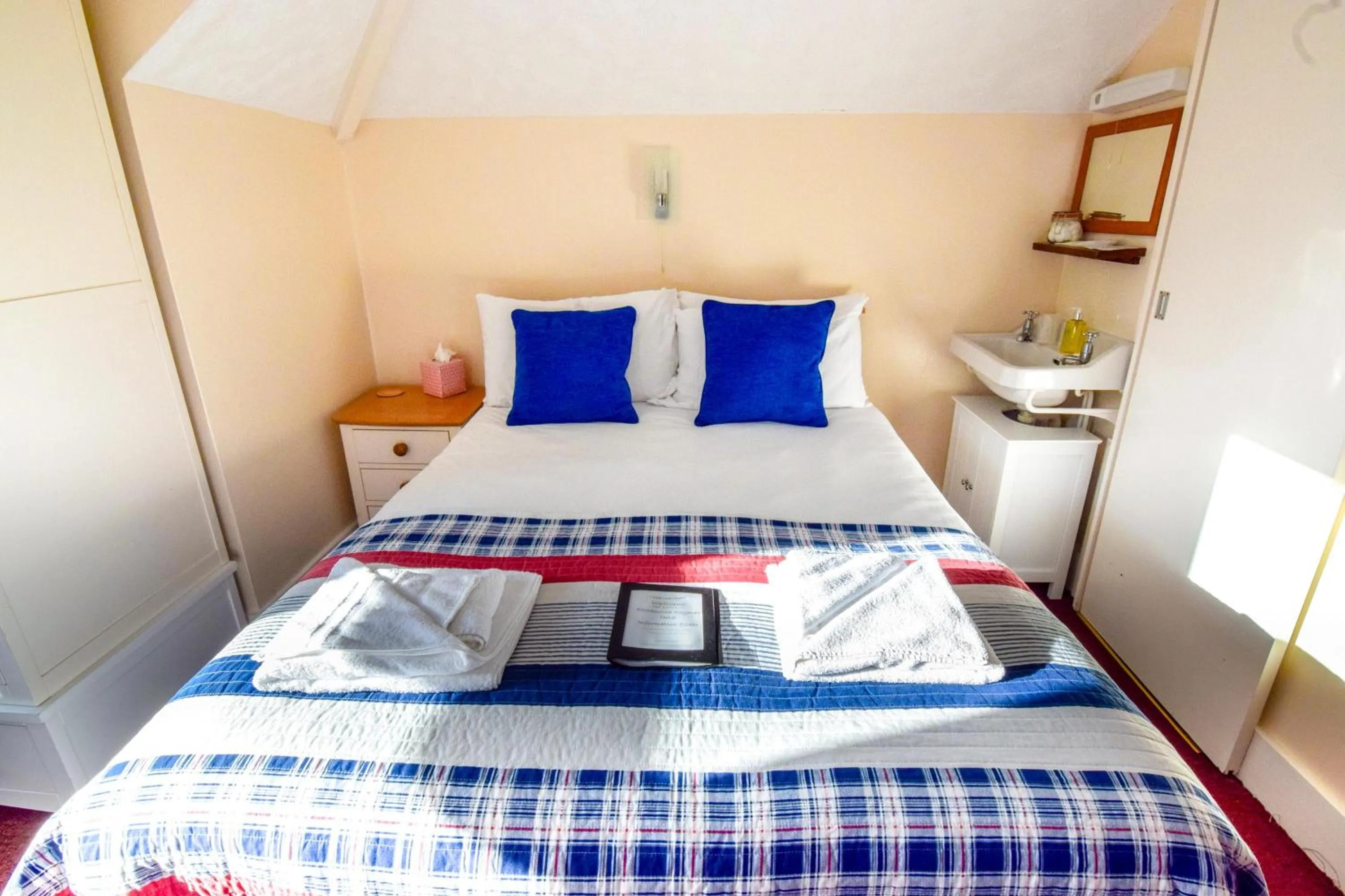 Photo of the whole room, Bed in Eastbourne Reymar