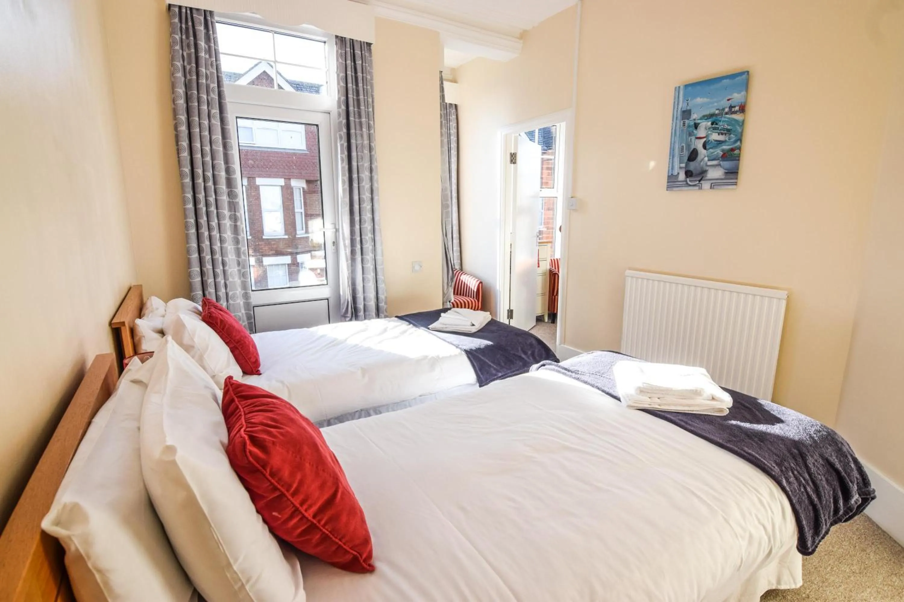 Photo of the whole room, Bed in Eastbourne Reymar