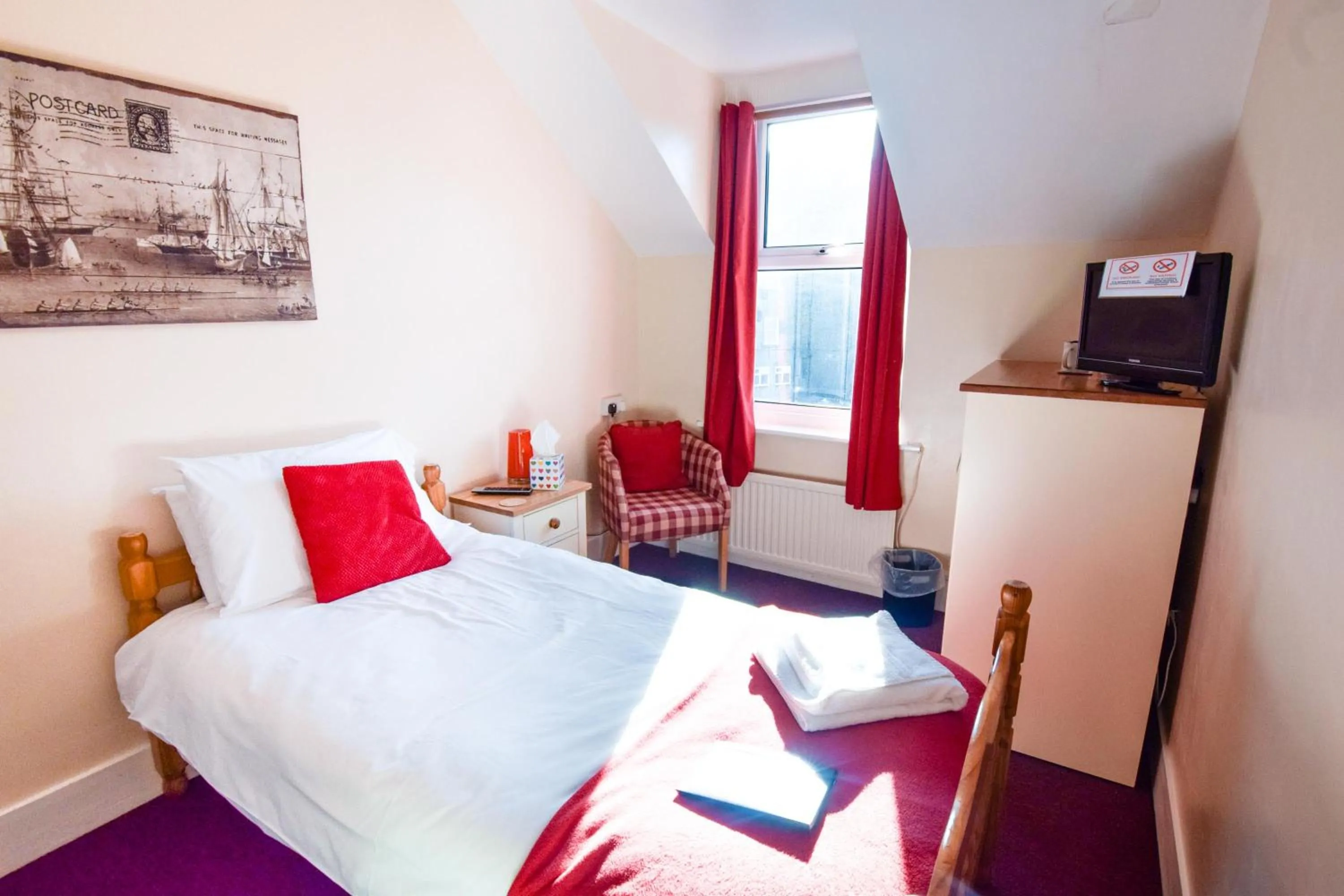 Photo of the whole room, Bed in Eastbourne Reymar