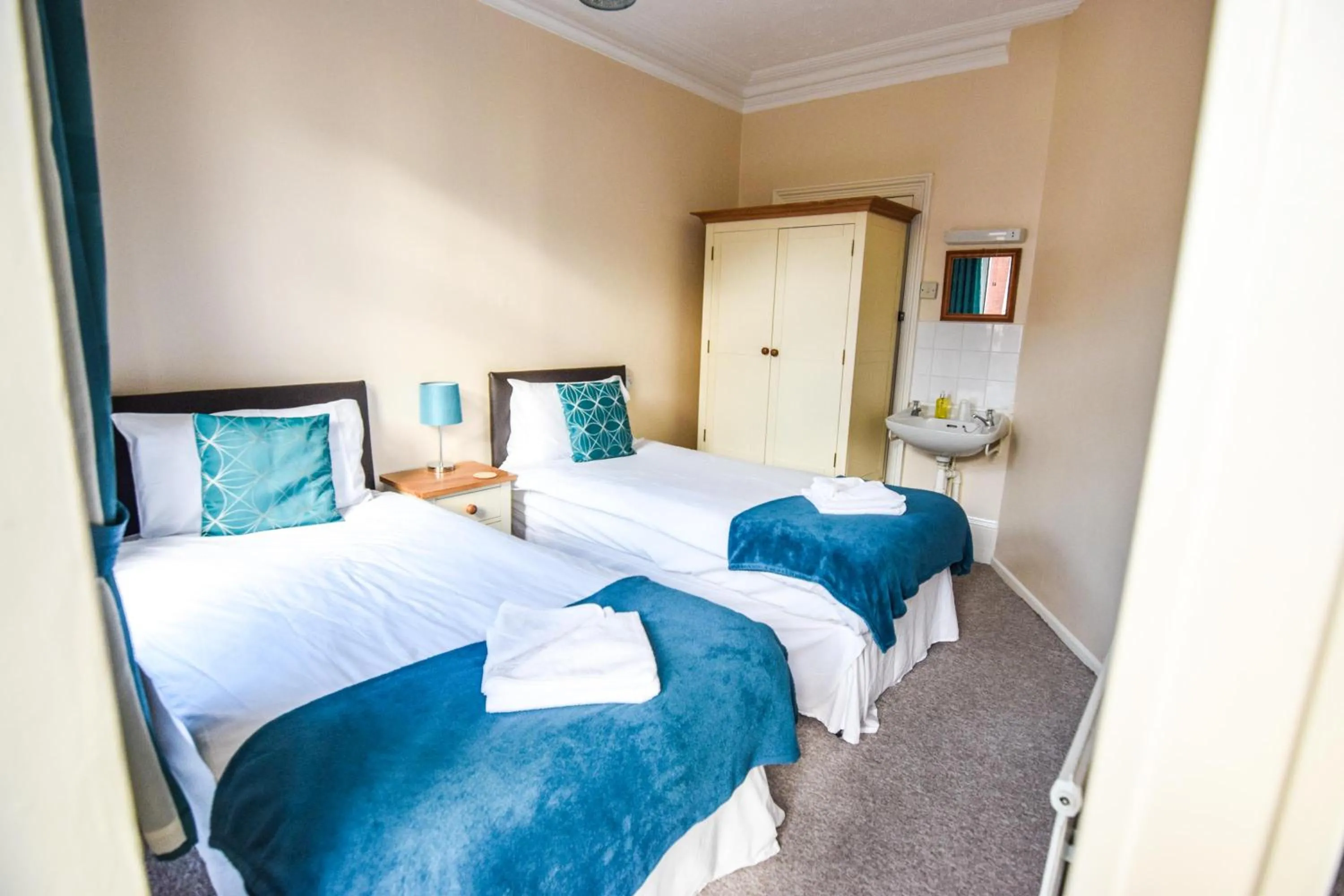 Photo of the whole room, Bed in Eastbourne Reymar