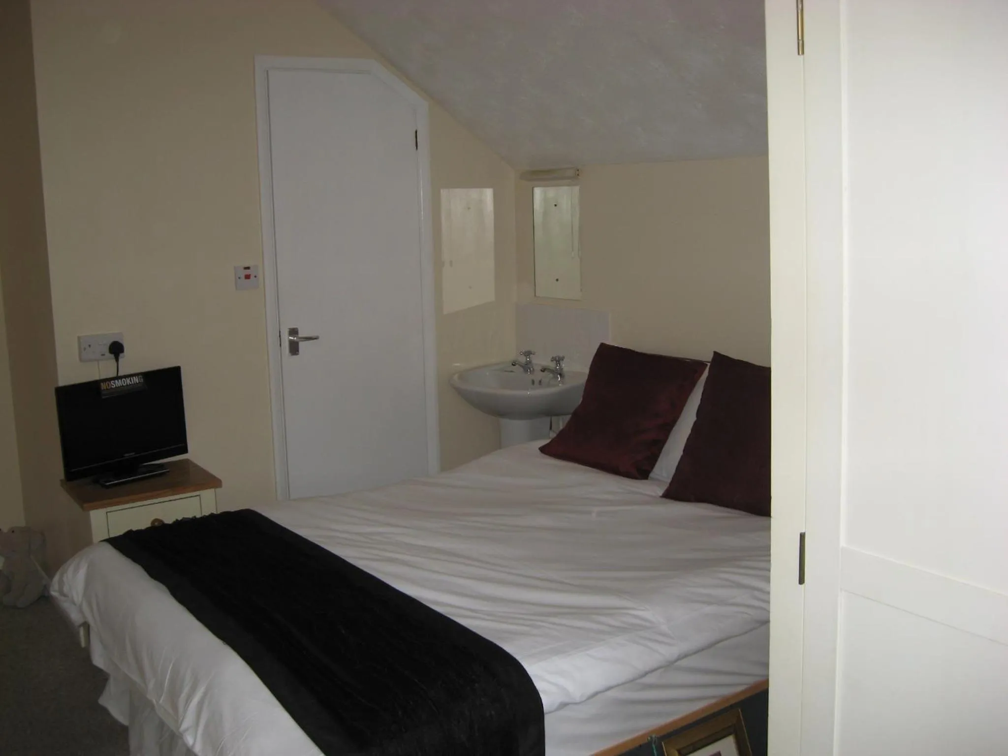 Photo of the whole room, Bed in Eastbourne Reymar