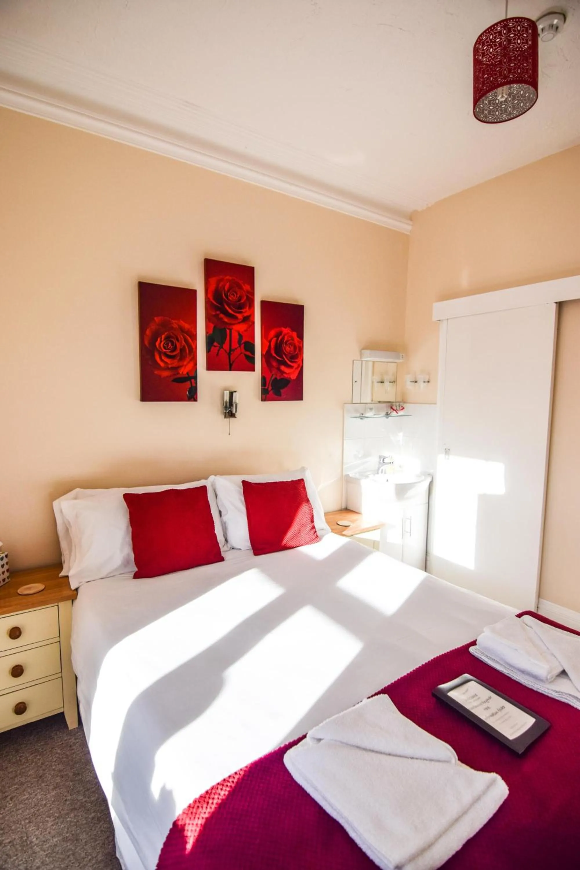 Photo of the whole room, Bed in Eastbourne Reymar