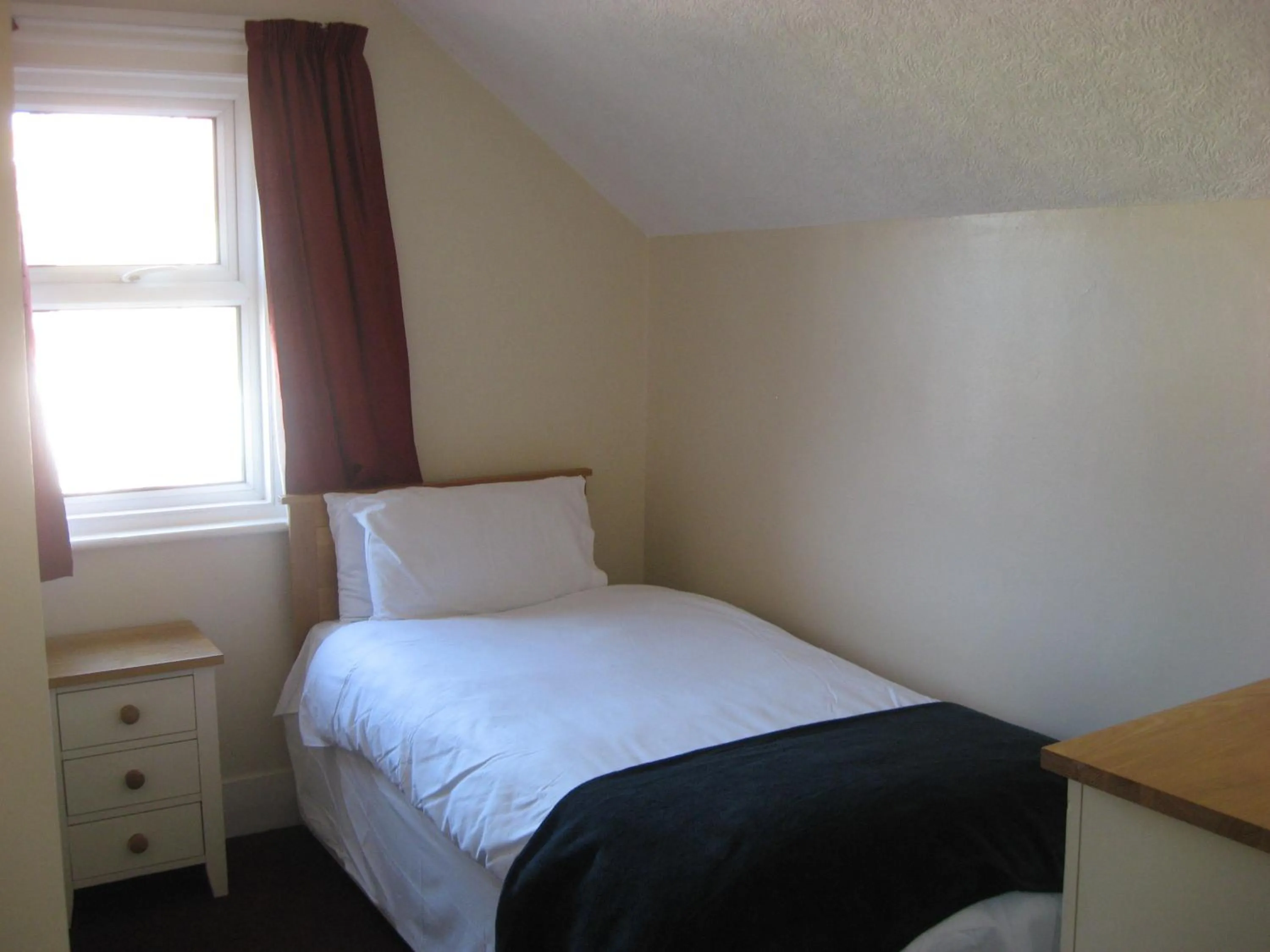 Photo of the whole room, Bed in Eastbourne Reymar