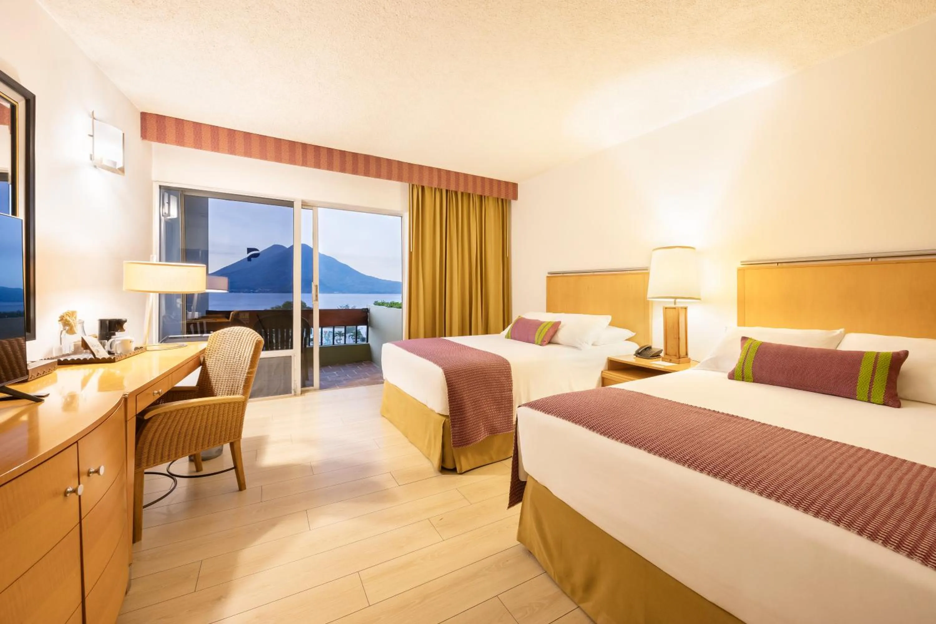 View (from property/room), Bed in Porta Hotel del Lago