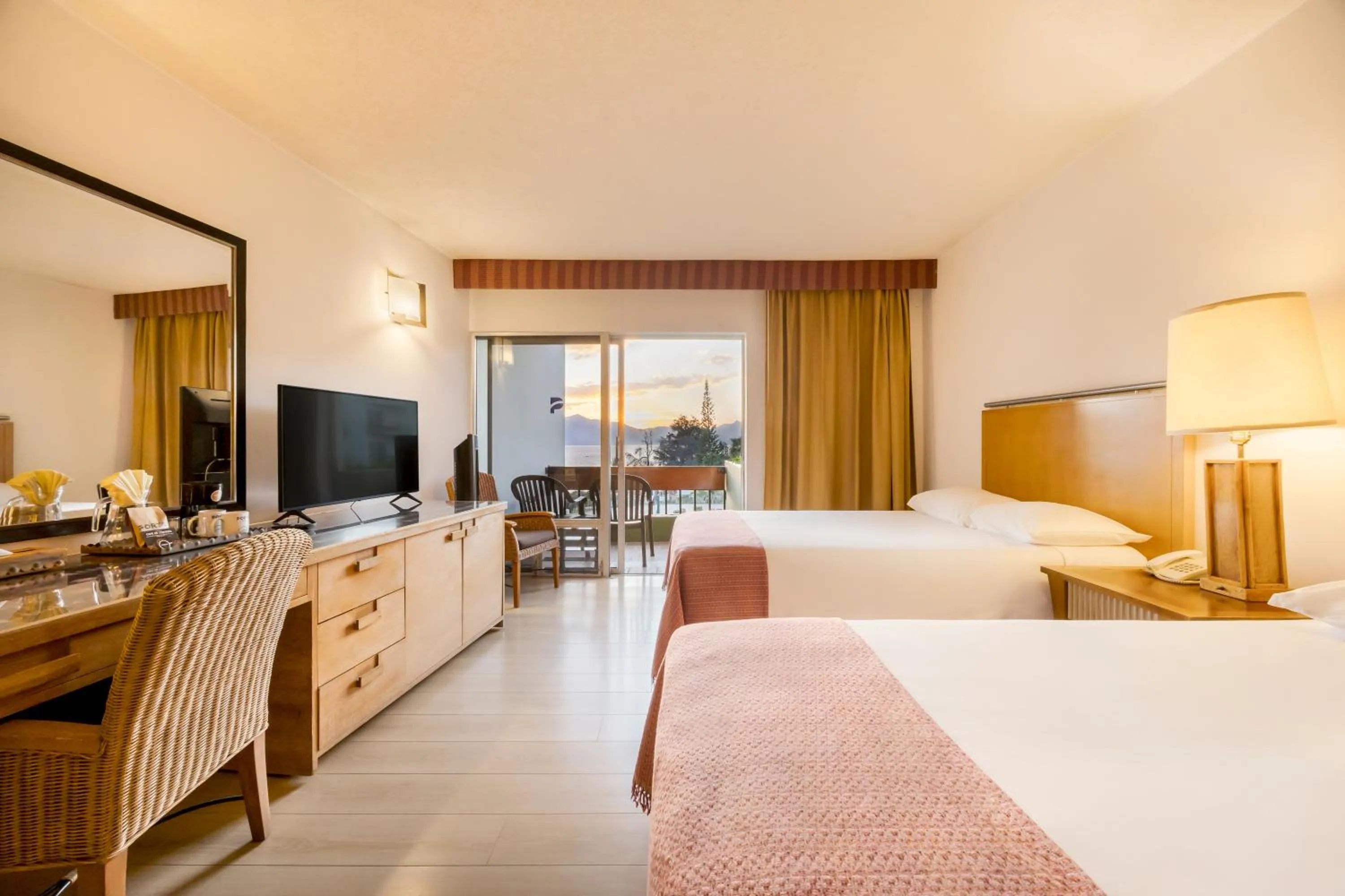 Balcony/Terrace, Bed in Porta Hotel del Lago