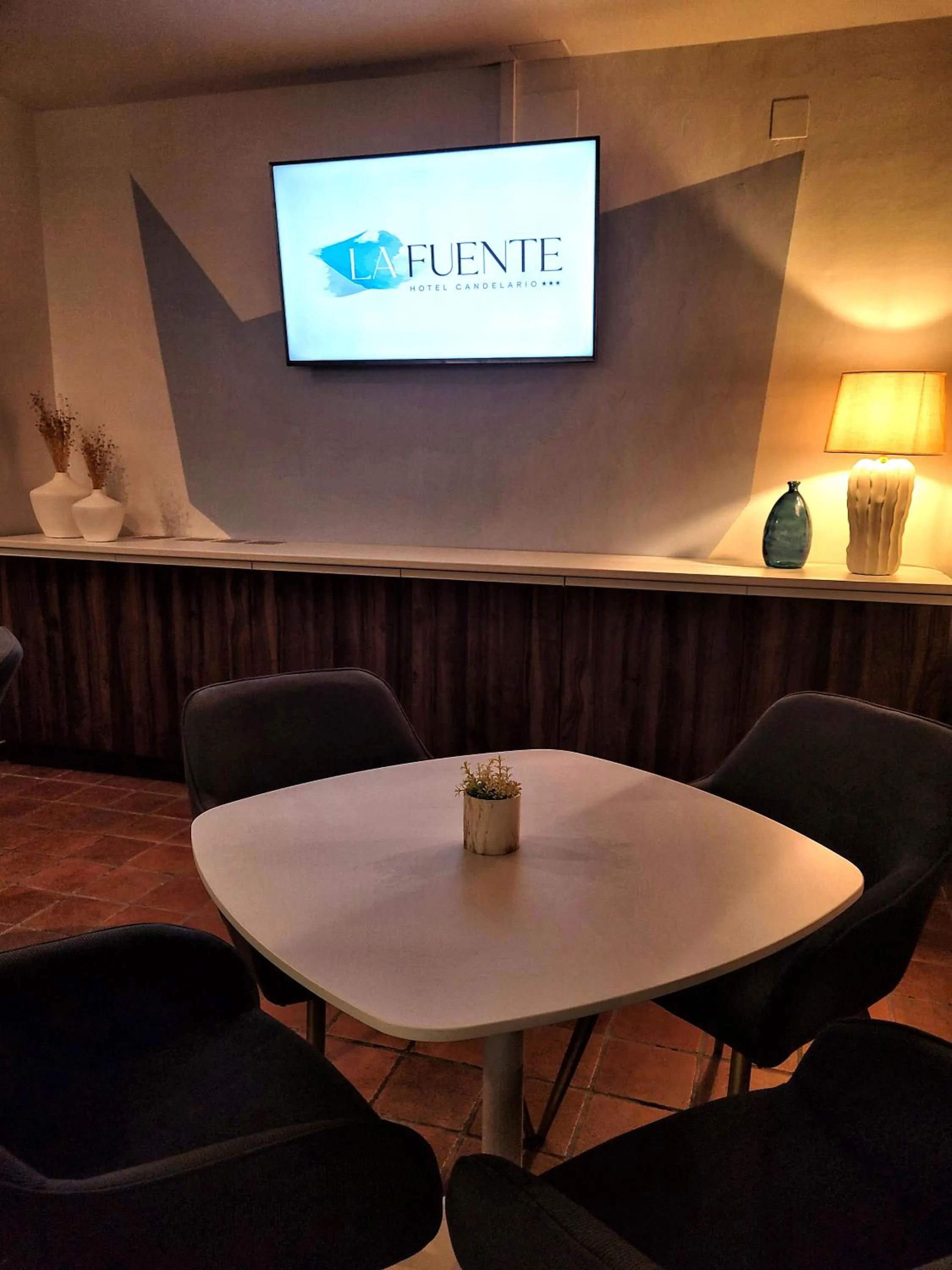 Communal lounge/ TV room in Hospedium Hotel La Fuente