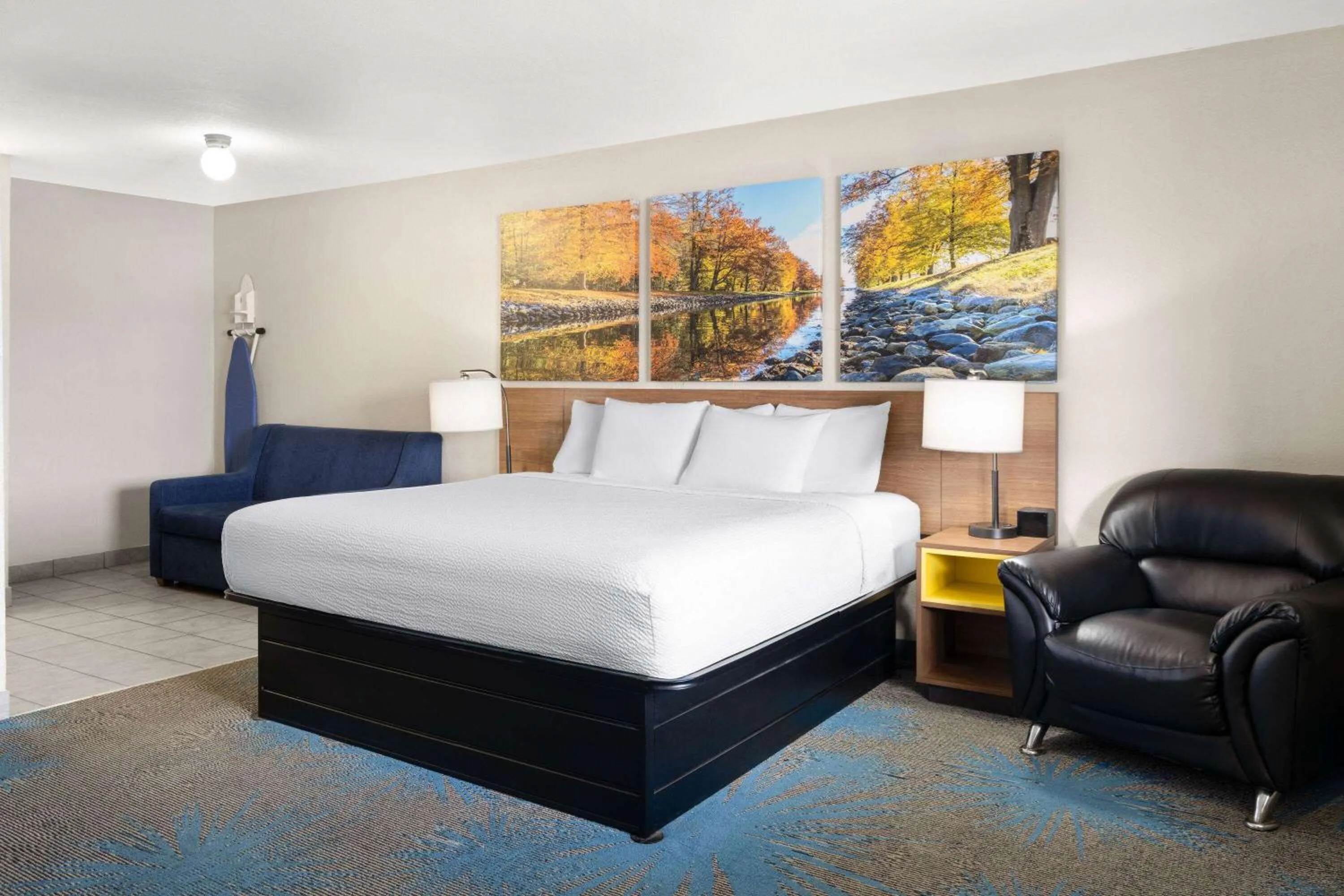Photo of the whole room, Bed in Days Inn by Wyndham Ardmore