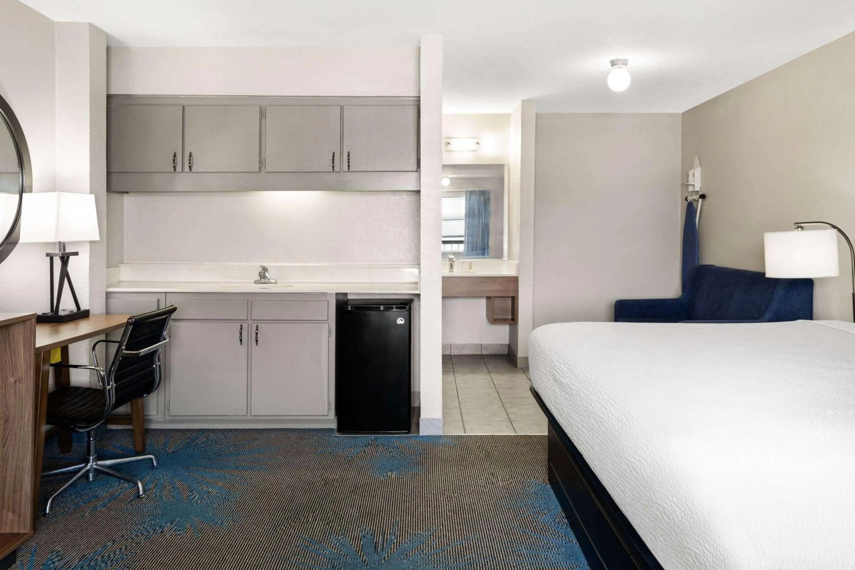 Photo of the whole room, Bed in Days Inn by Wyndham Ardmore