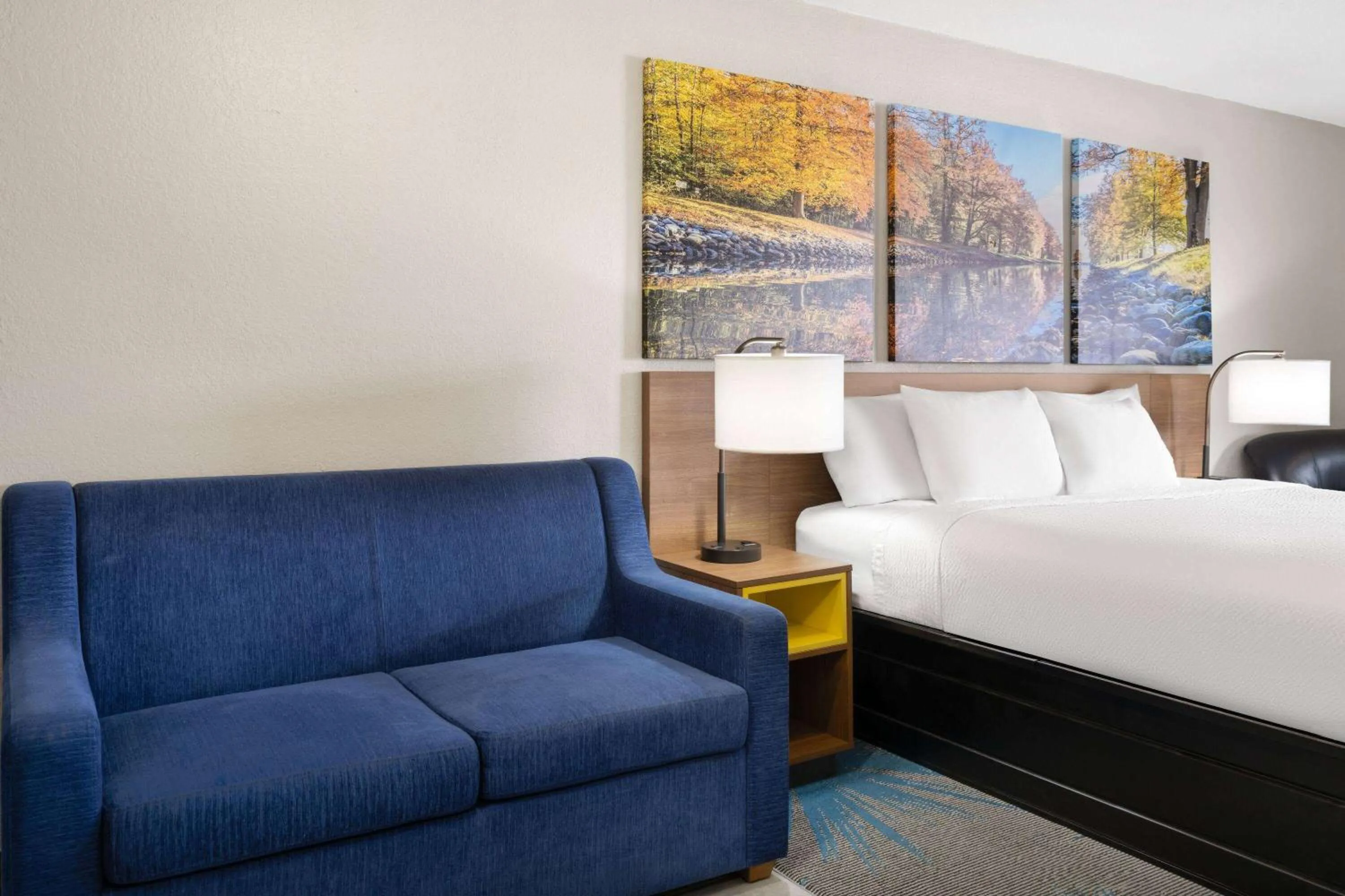Photo of the whole room, Bed in Days Inn by Wyndham Ardmore
