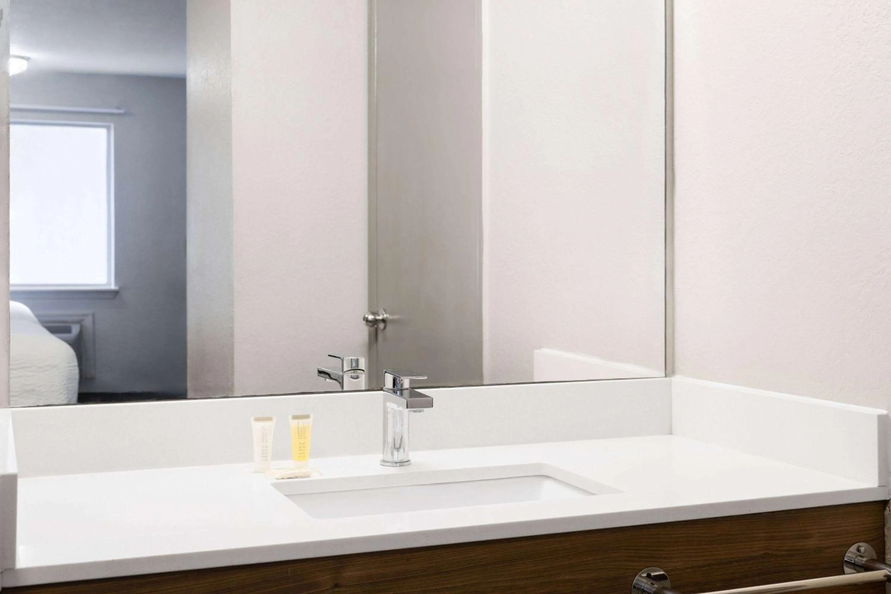 Bathroom in Days Inn by Wyndham Ardmore