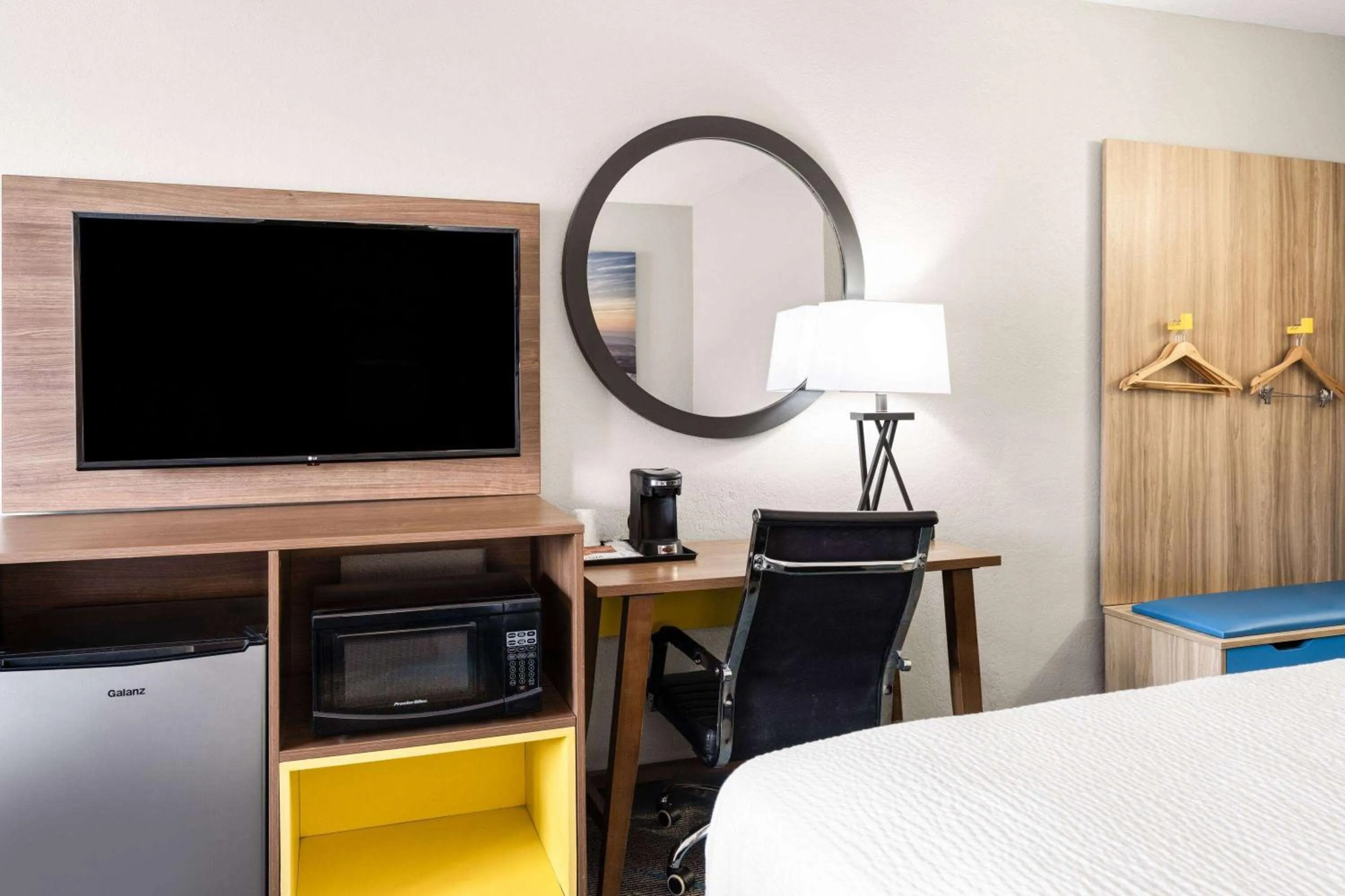 Photo of the whole room, Bed in Days Inn by Wyndham Ardmore