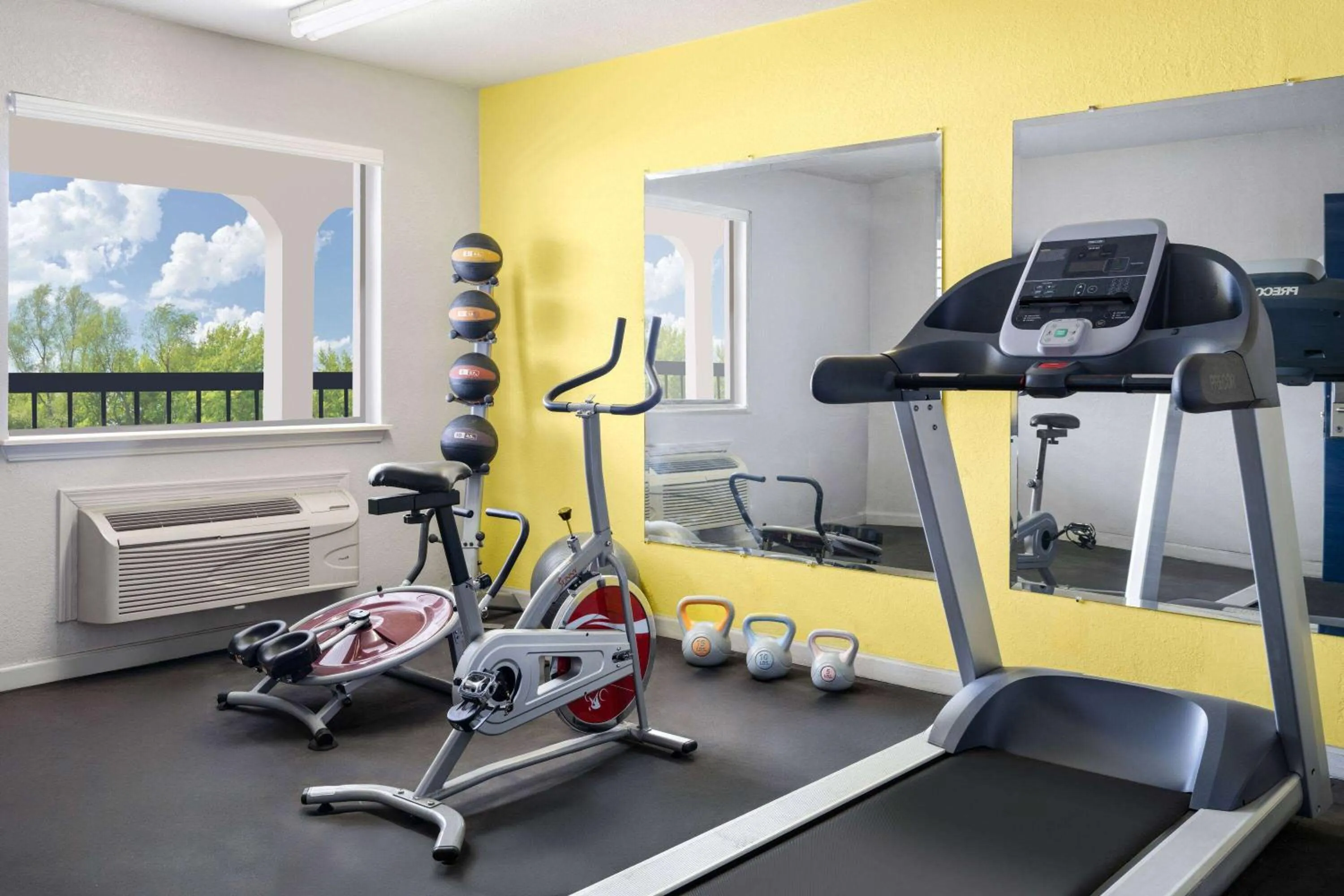 Fitness centre/facilities in Days Inn by Wyndham Ardmore