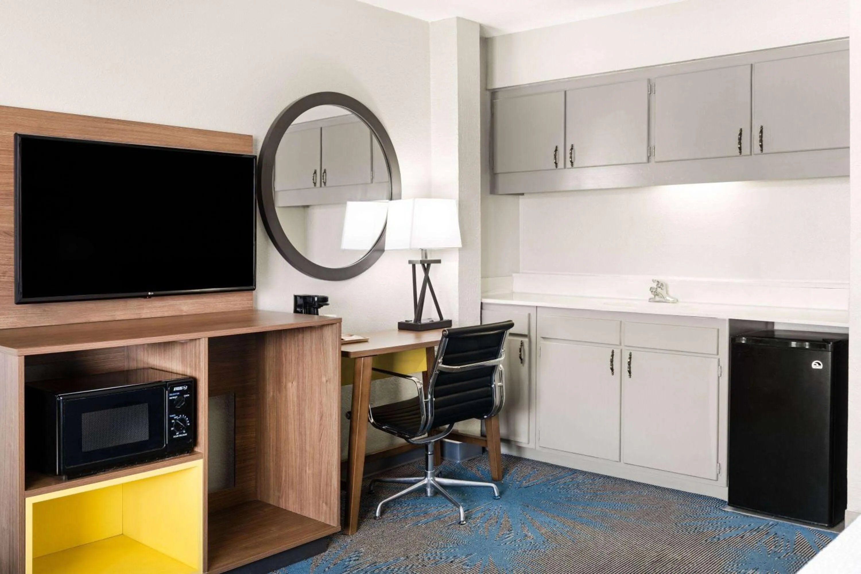 Photo of the whole room in Days Inn by Wyndham Ardmore