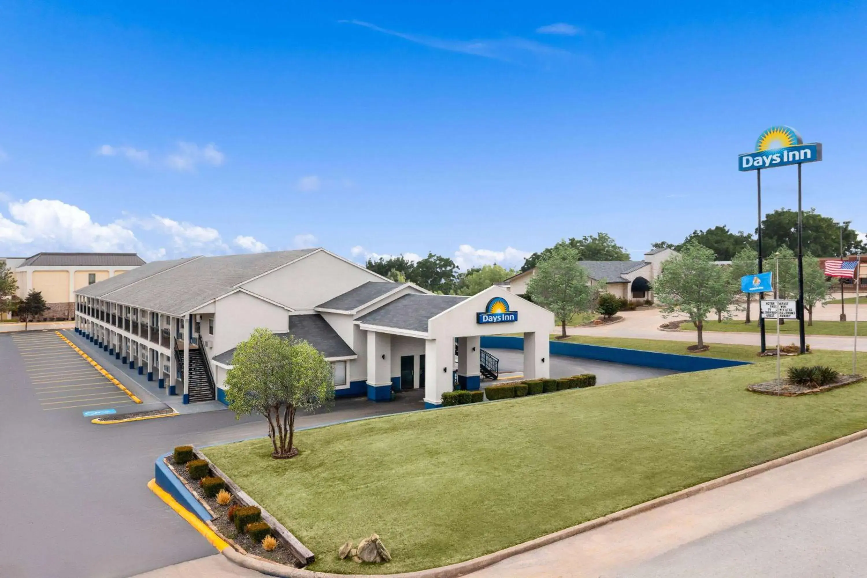 Property building in Days Inn by Wyndham Ardmore Property building in Days Inn by Wyndham Ardmore