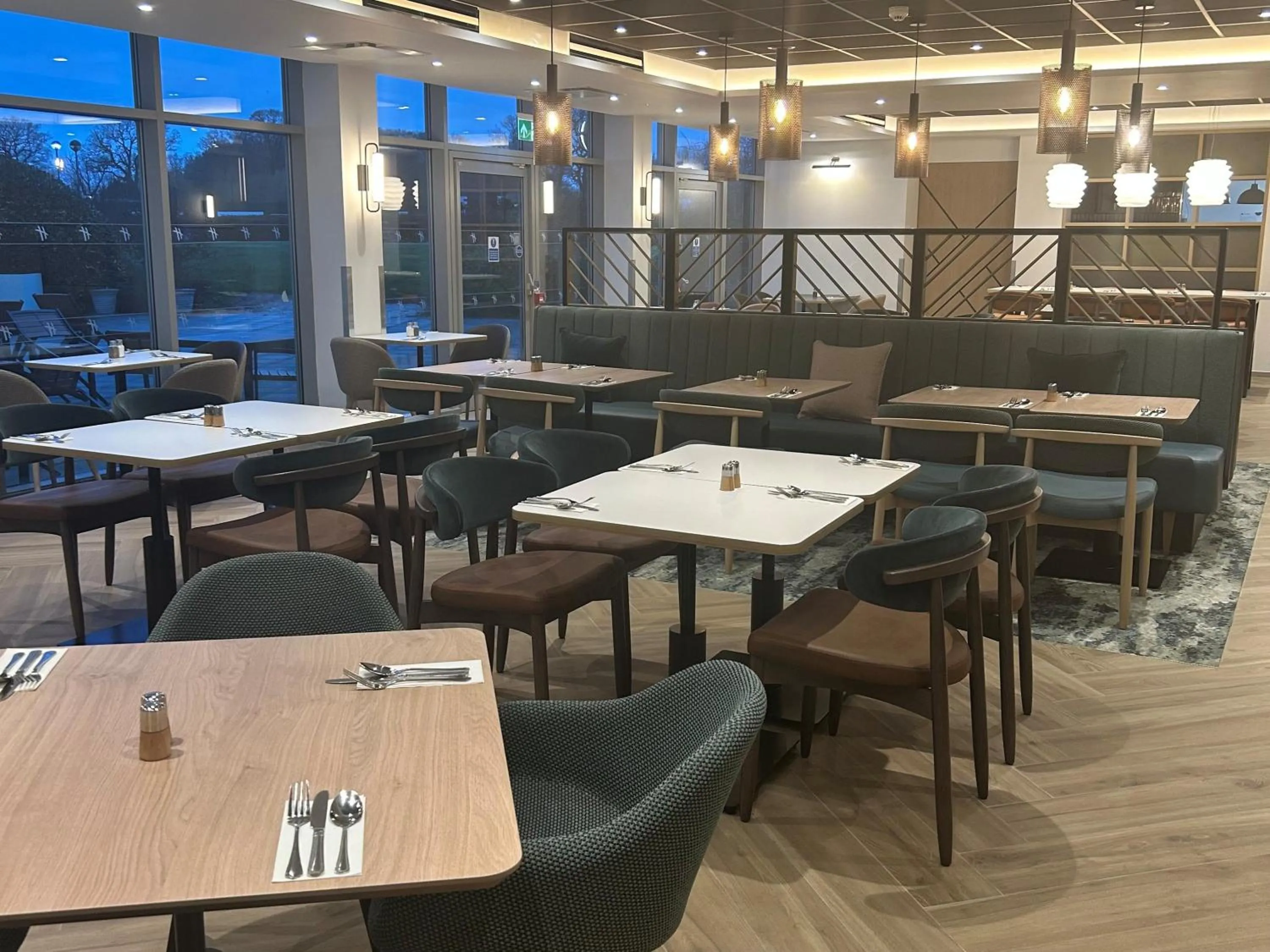 Restaurant/places to eat in London Luton Vale Hotel