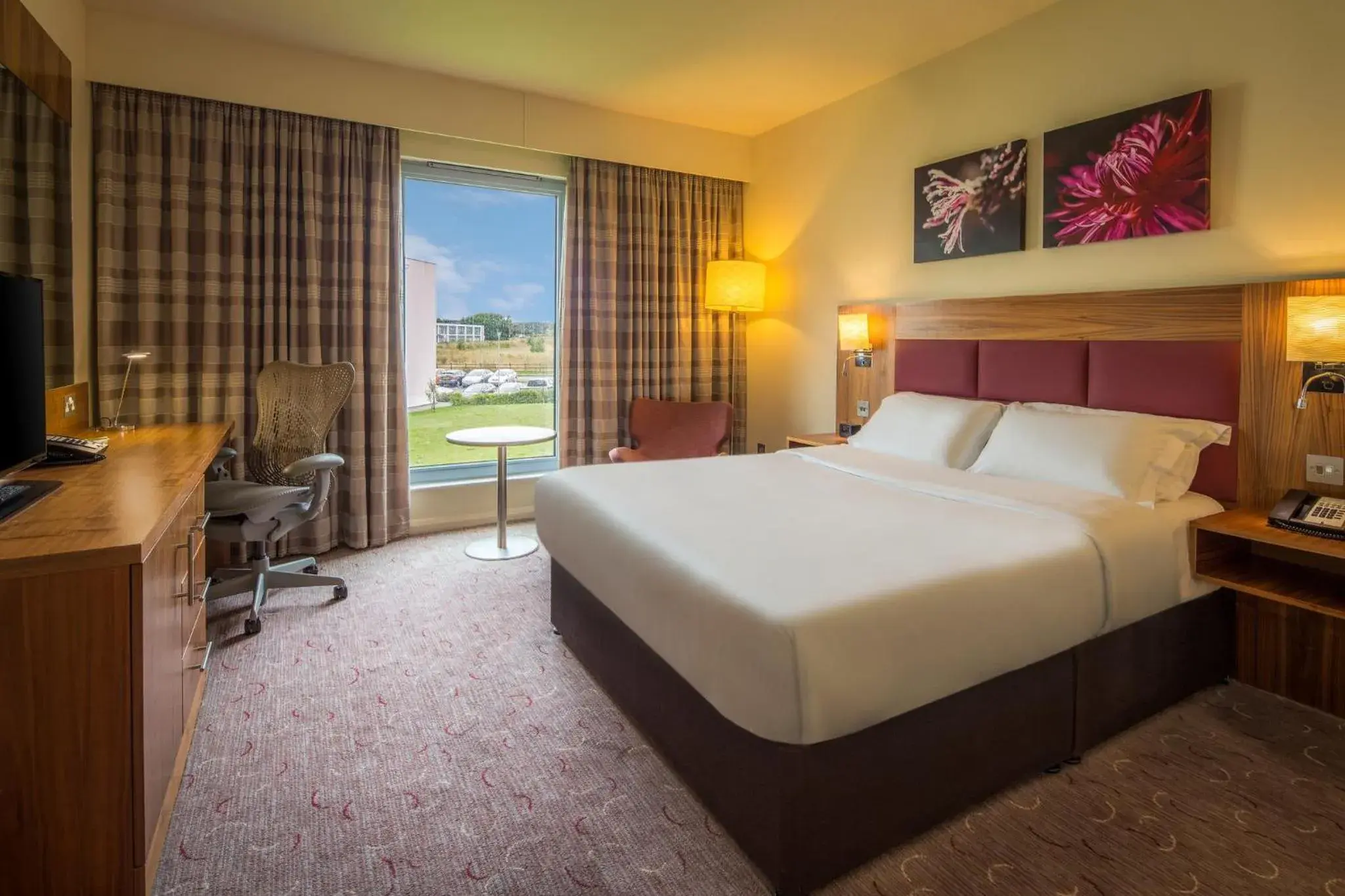 Photo of the whole room, Bed in Hilton Garden Inn Luton North Photo of the whole room, Bed in Hilton Garden Inn Luton North