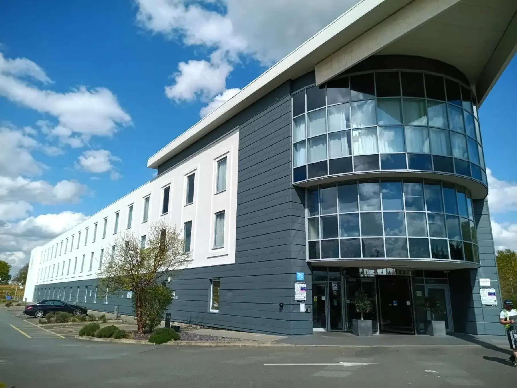 Property building in London Luton Vale Hotel Property building in London Luton Vale Hotel