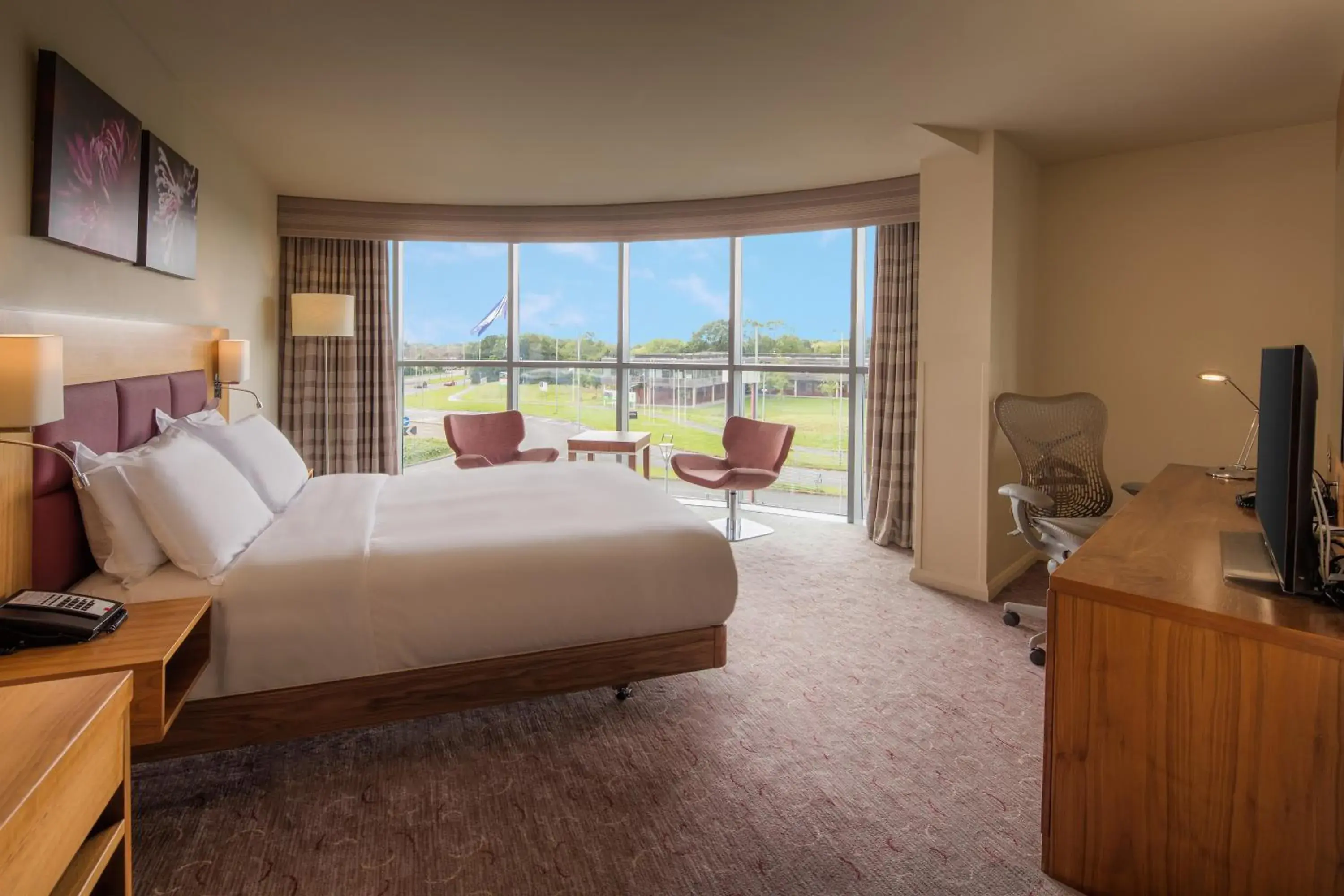 Bedroom, Bed in Hilton Garden Inn Luton North Bedroom, Bed in Hilton Garden Inn Luton North