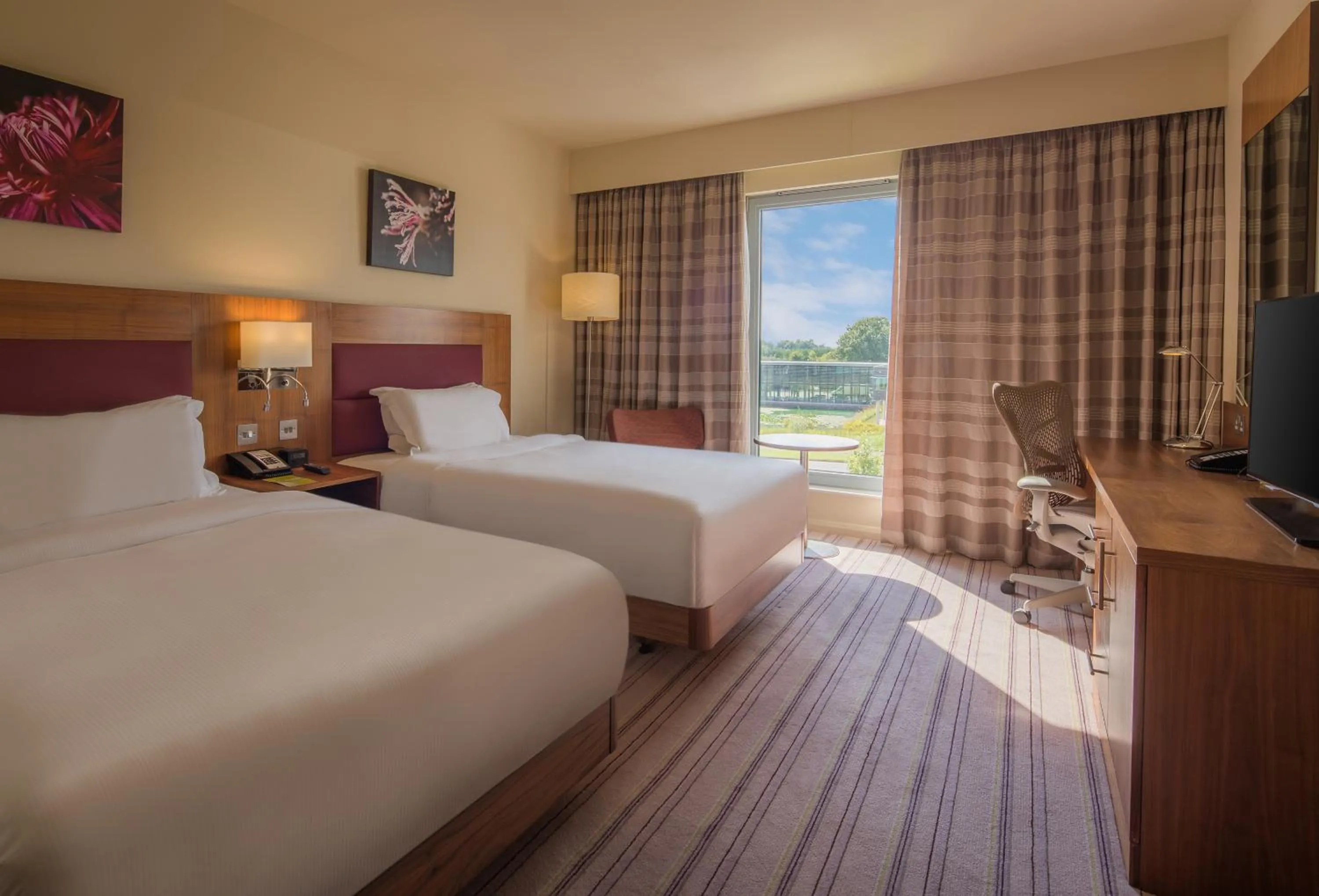 Bed in Hilton Garden Inn Luton North