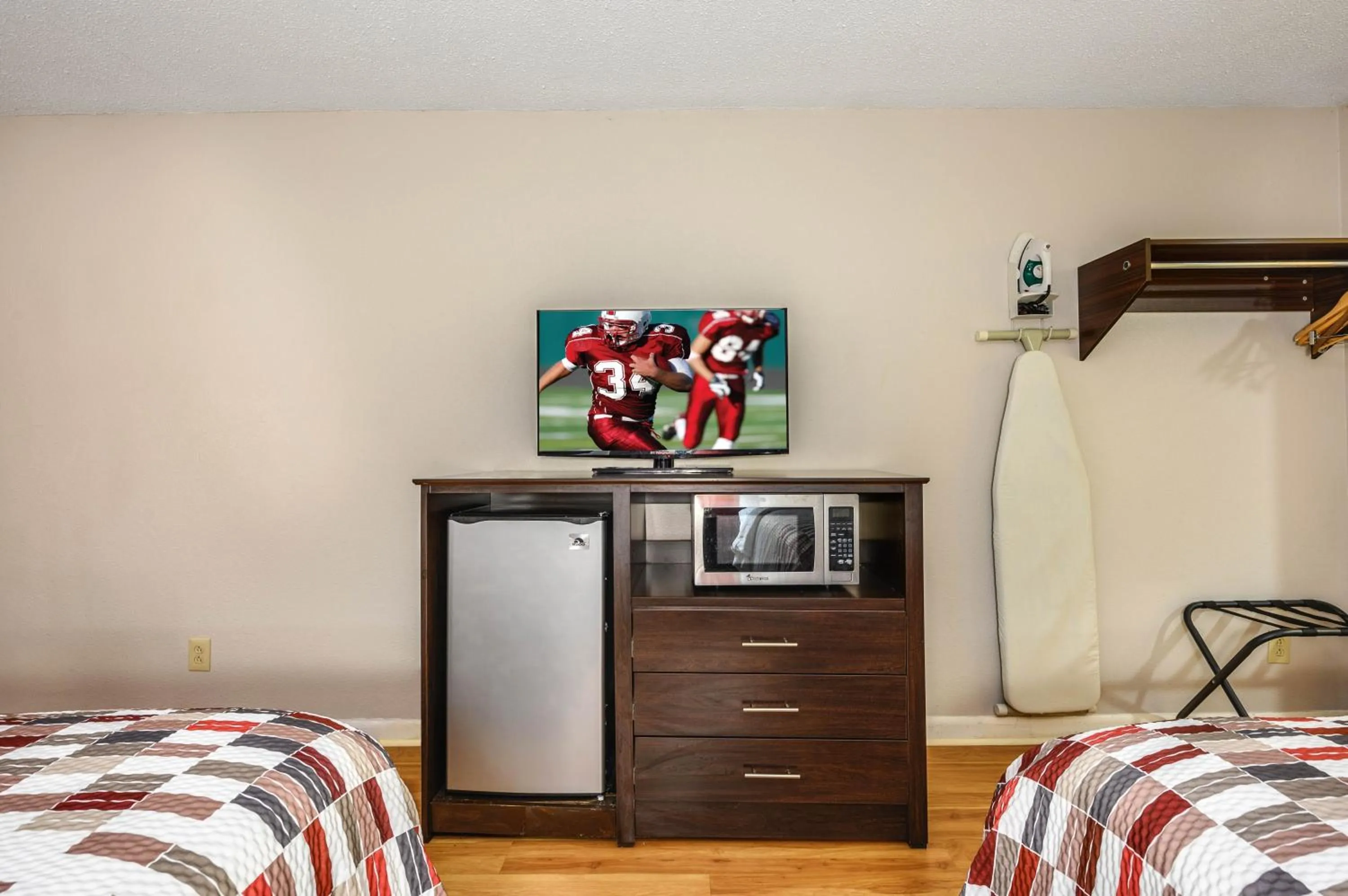 Bedroom, Bed in Red Roof Inn Sylacauga