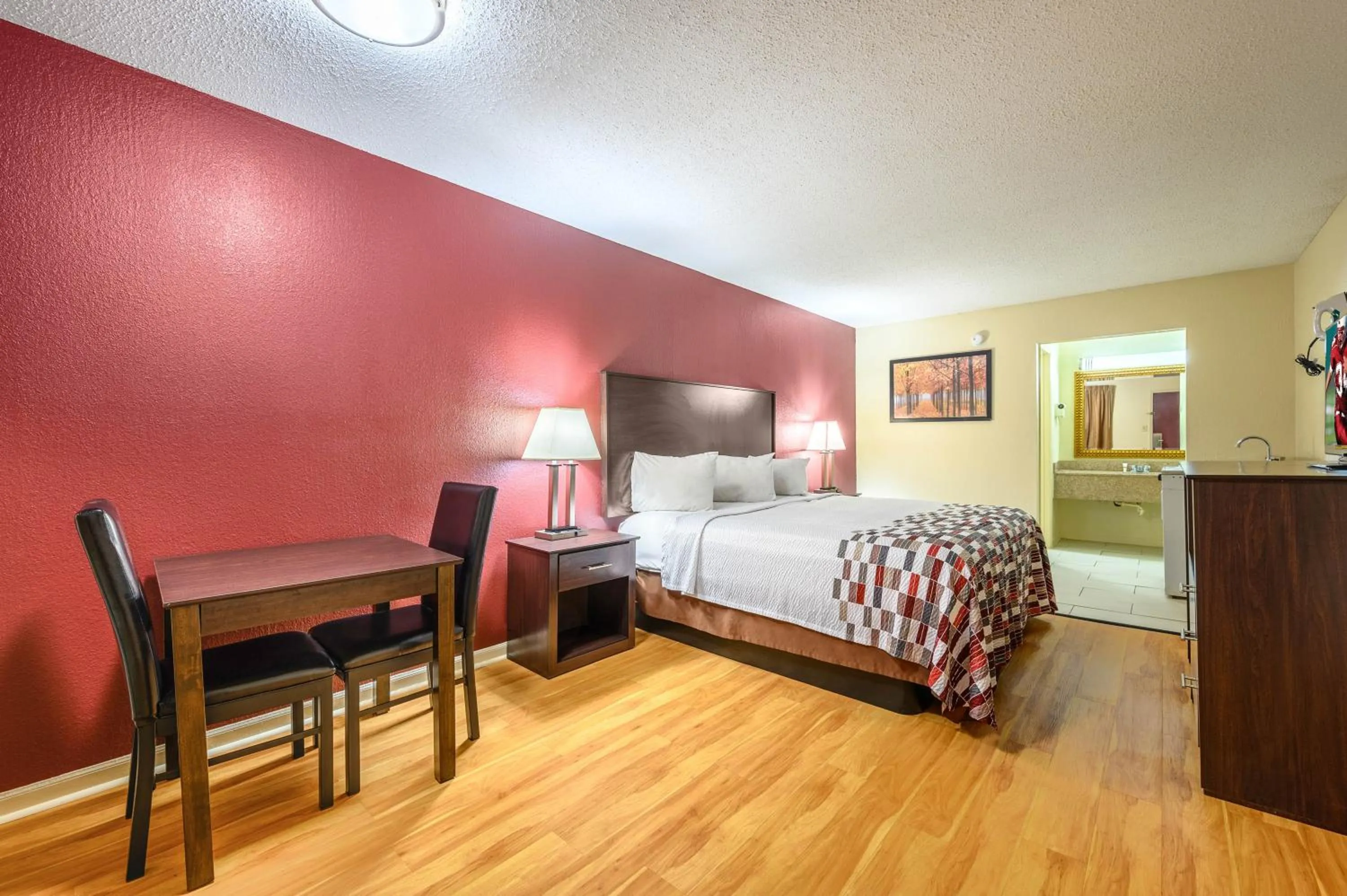 Photo of the whole room, Bed in Red Roof Inn Sylacauga