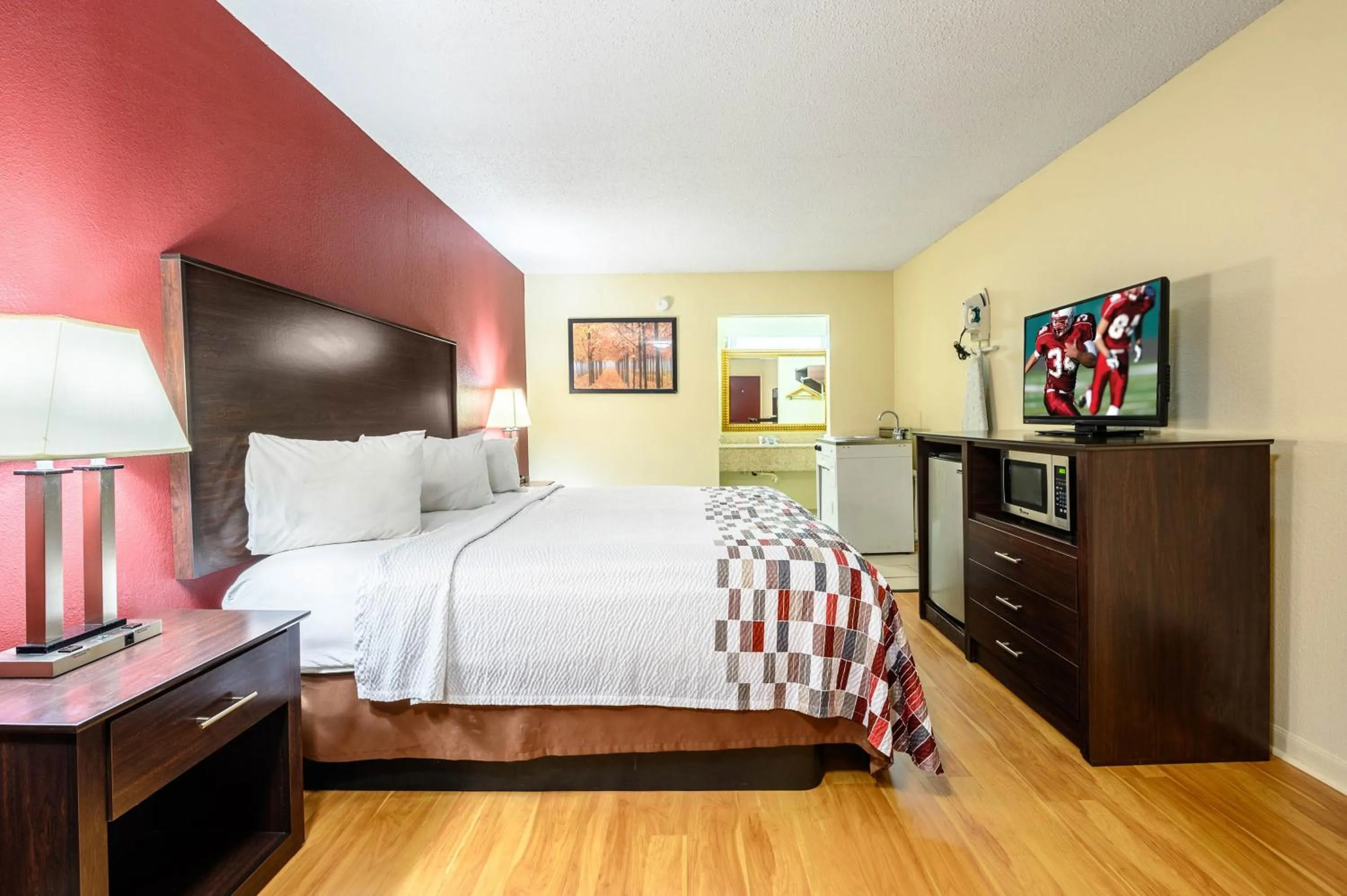 Photo of the whole room, Bed in Red Roof Inn Sylacauga