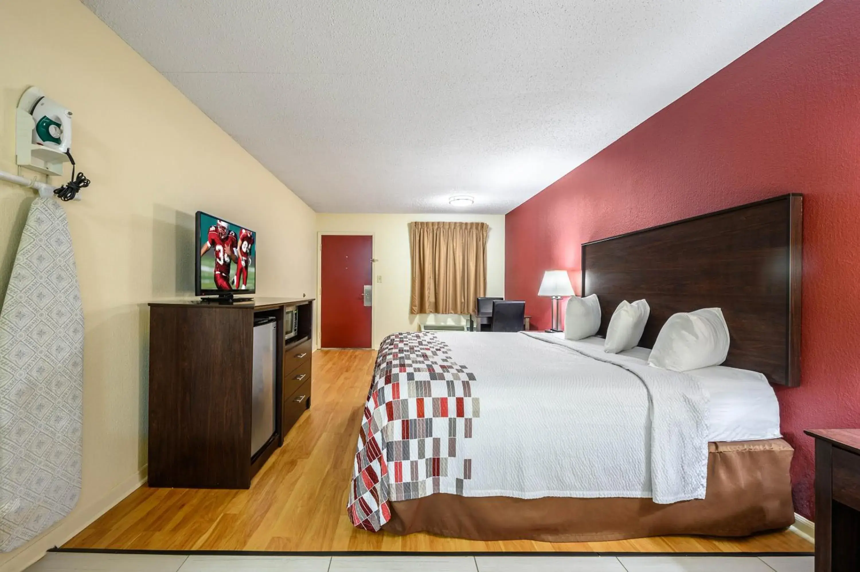 Photo of the whole room, Bed in Red Roof Inn Sylacauga Photo of the whole room, Bed in Red Roof Inn Sylacauga