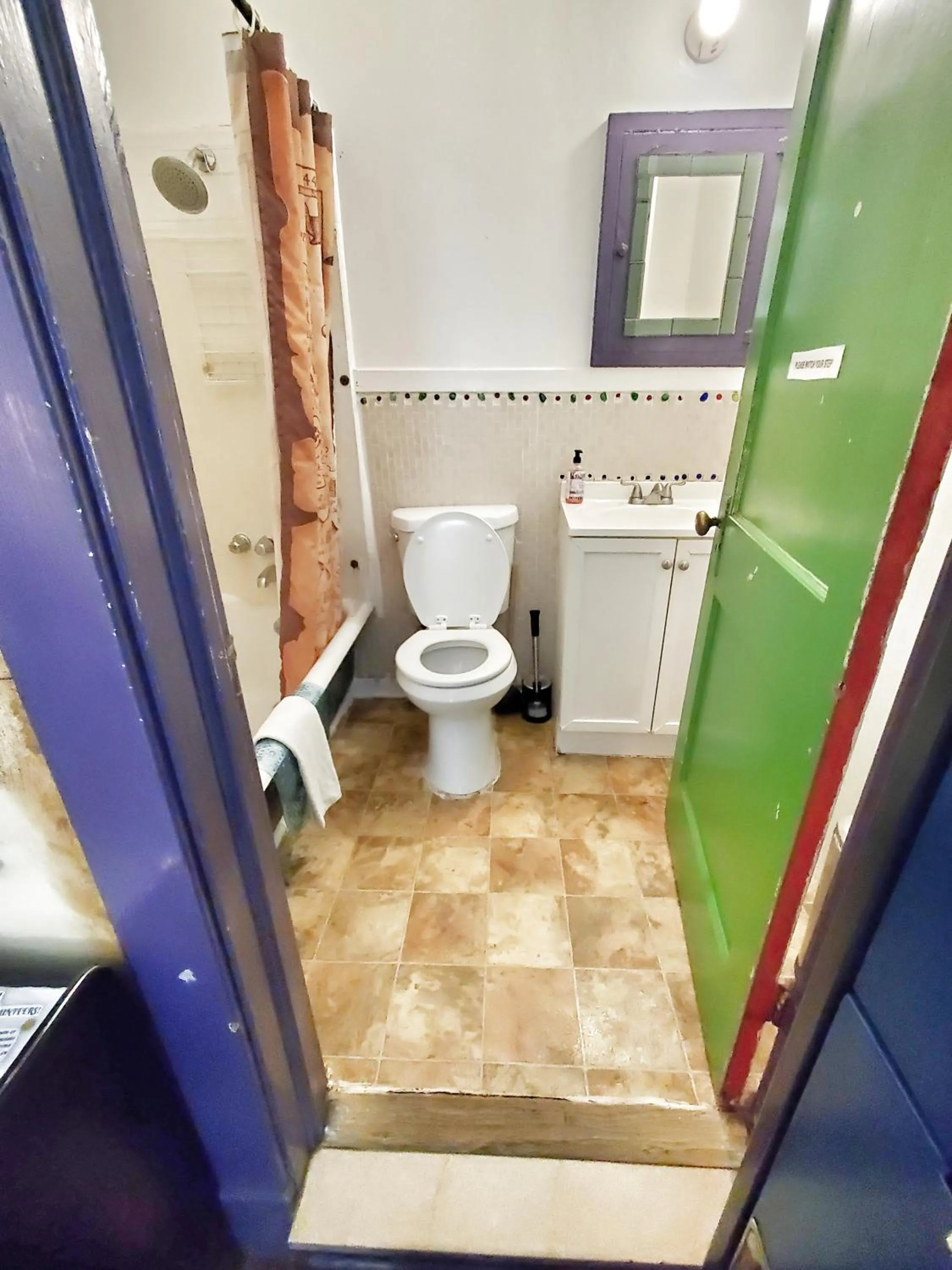 Bathroom in The Pirate Haus Inn