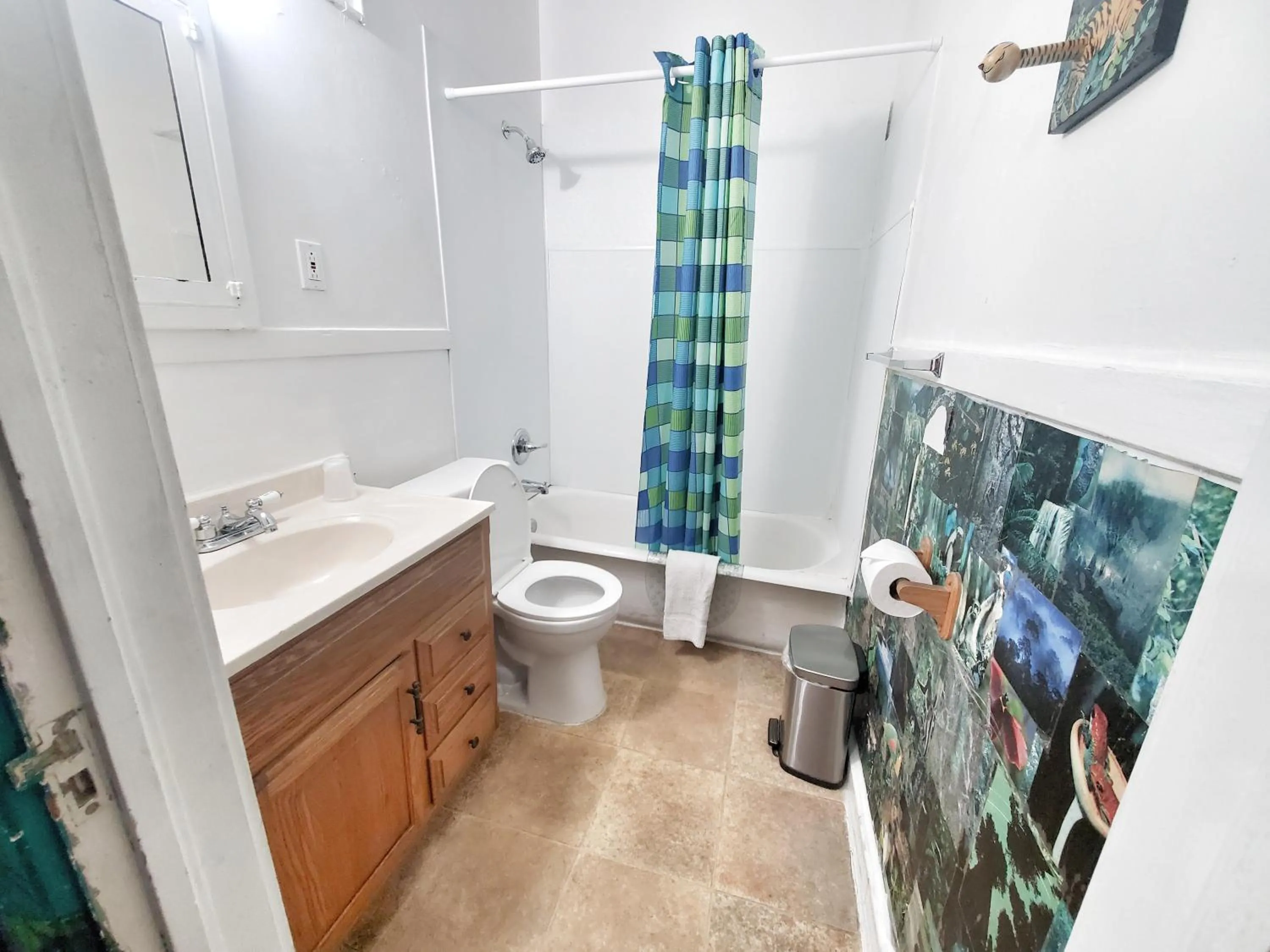 Bathroom in The Pirate Haus Inn