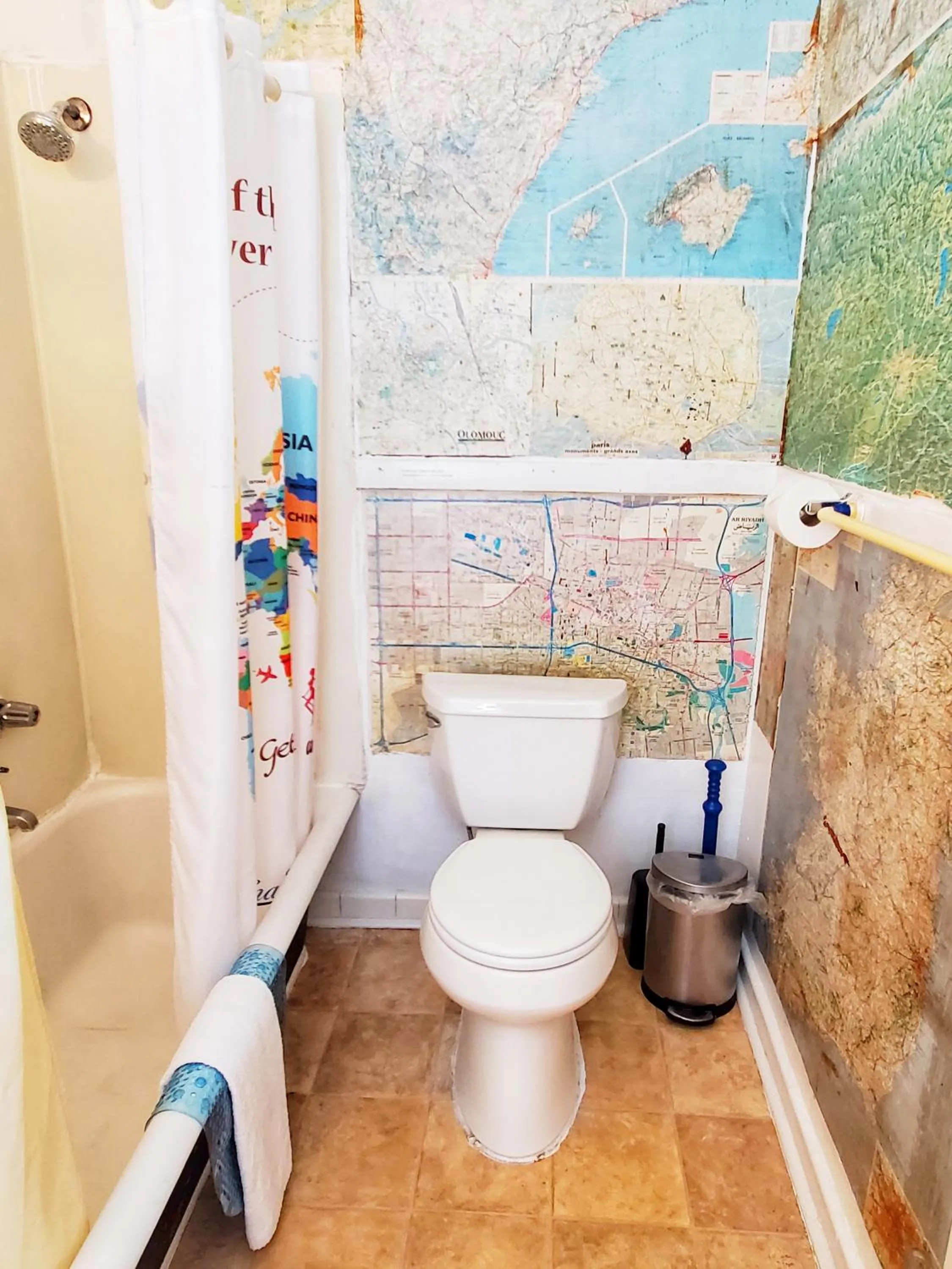 Bathroom in The Pirate Haus Inn