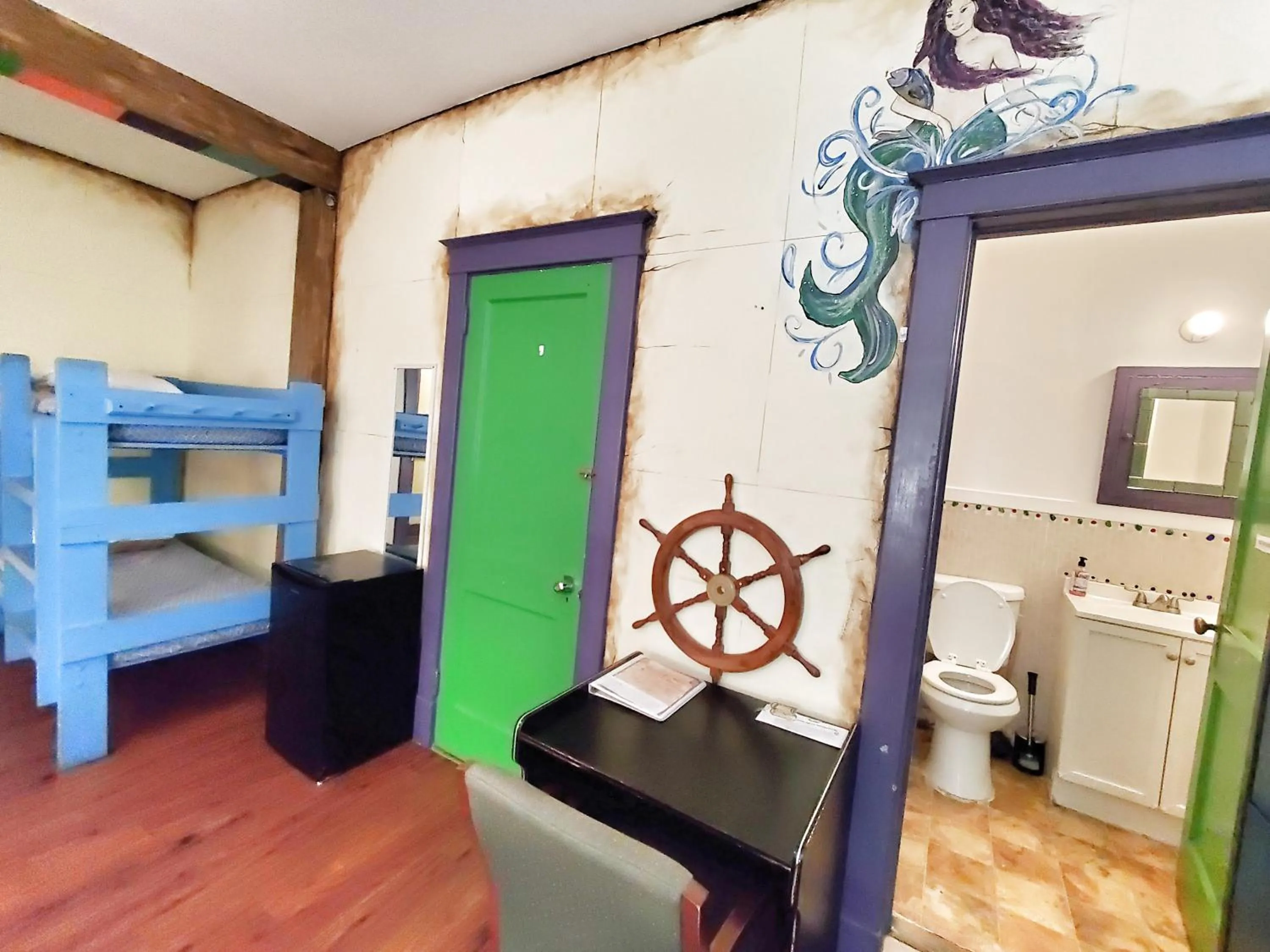 Photo of the whole room, Bed in The Pirate Haus Inn