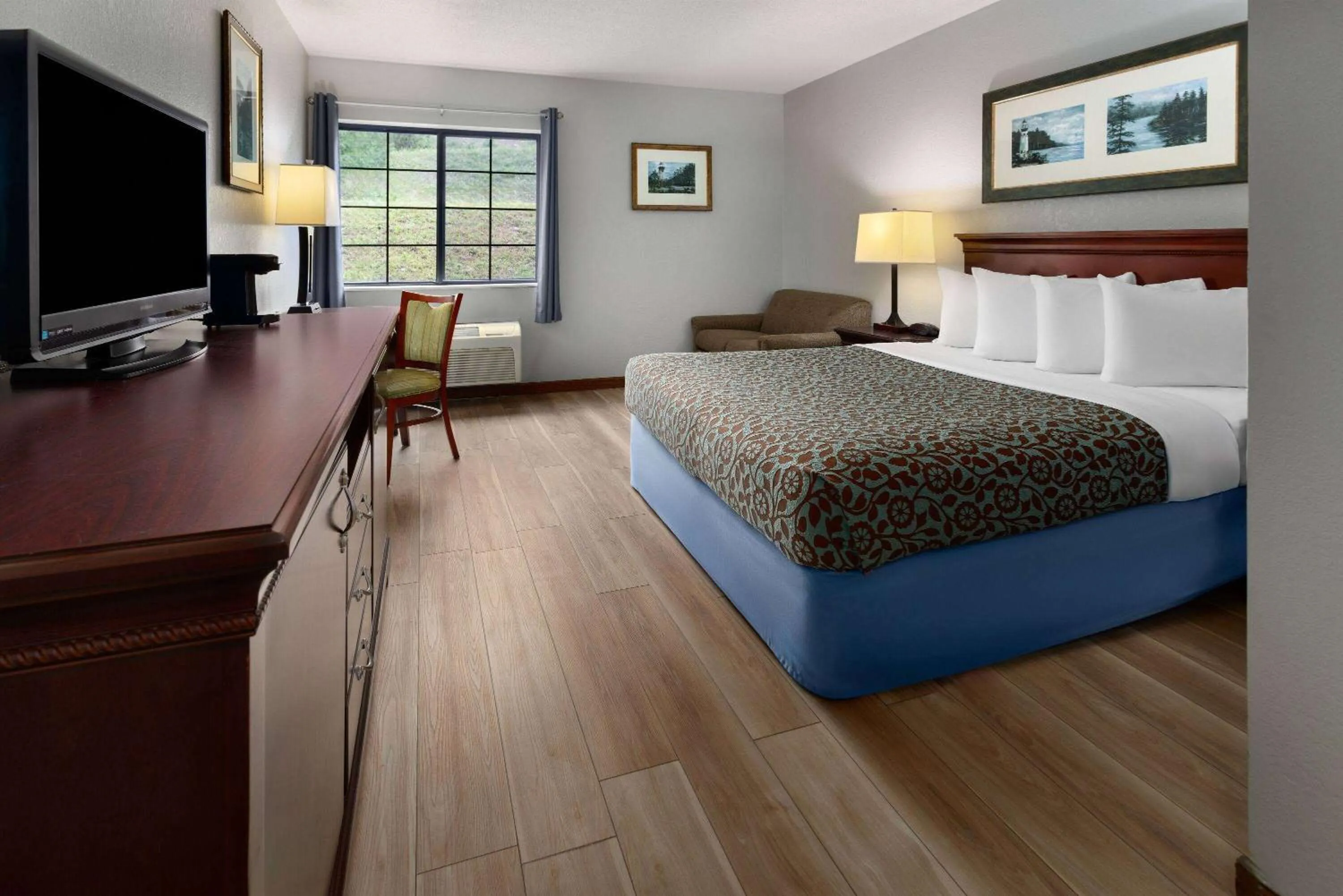 Photo of the whole room, Bed in Days Inn by Wyndham Iron Mountain