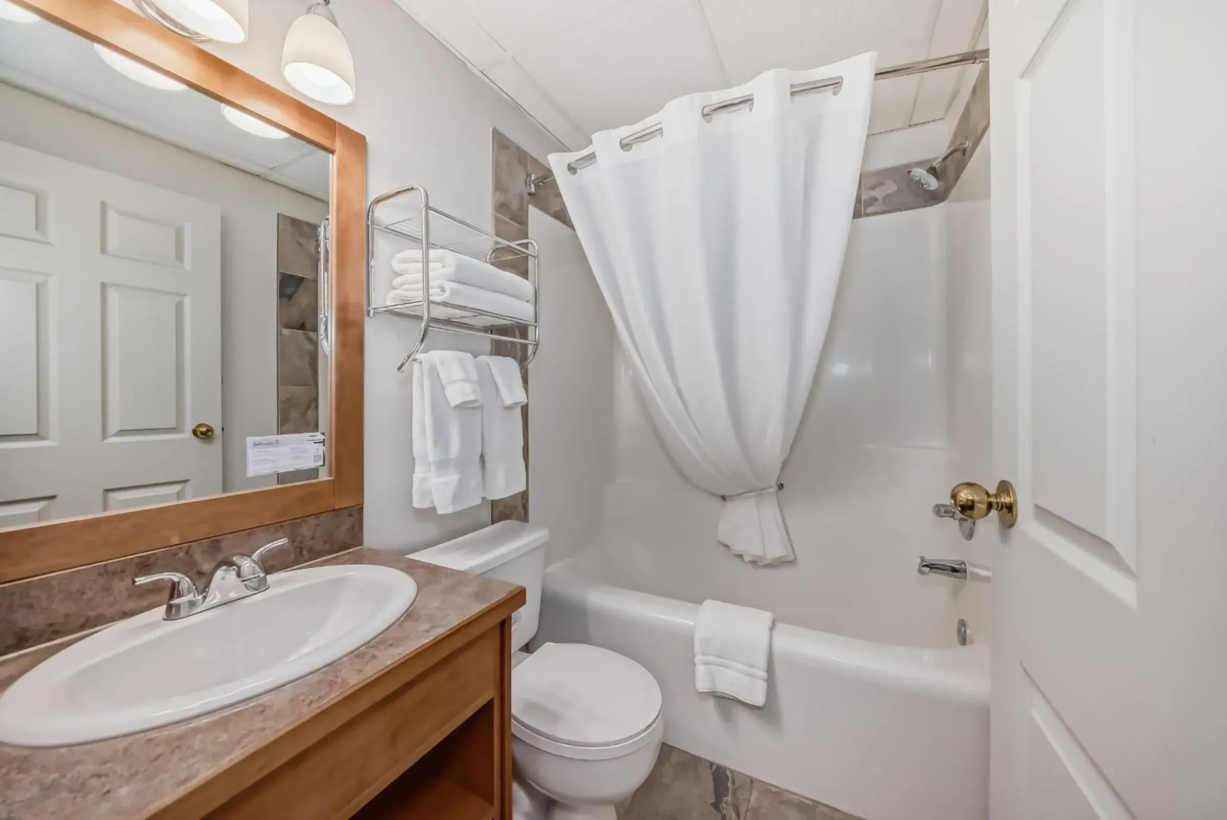 Deluxe Queen Room with Two Queen Beds in Canmore Rocky Mountain Inn Deluxe Queen Room with Two Queen Beds in Canmore Rocky Mountain Inn