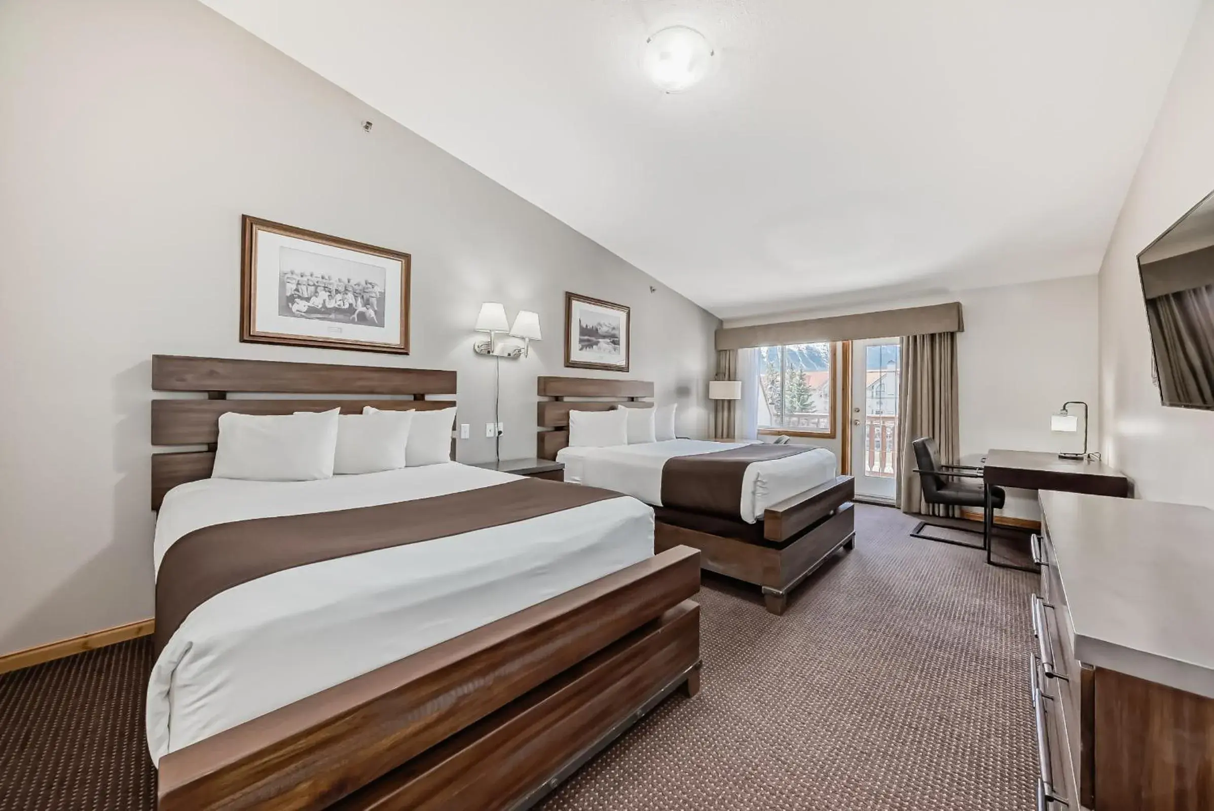 Standard Queen Room with Two Queen Beds in Canmore Rocky Mountain Inn Standard Queen Room with Two Queen Beds in Canmore Rocky Mountain Inn